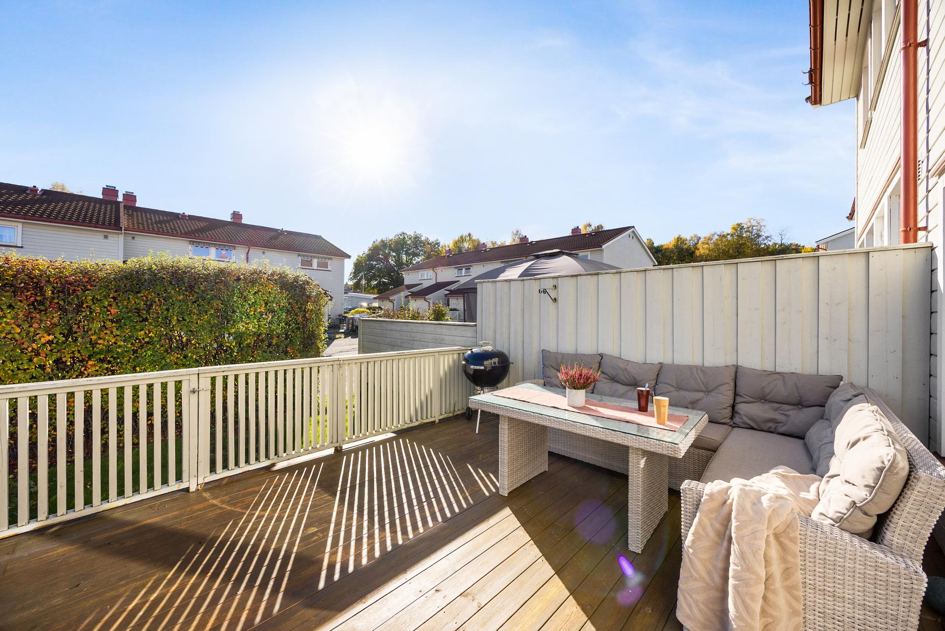 Tiltalende enderekkehus over to plan med skjermet terrasse og hagedel.. Bilde nummer 2 av 3
