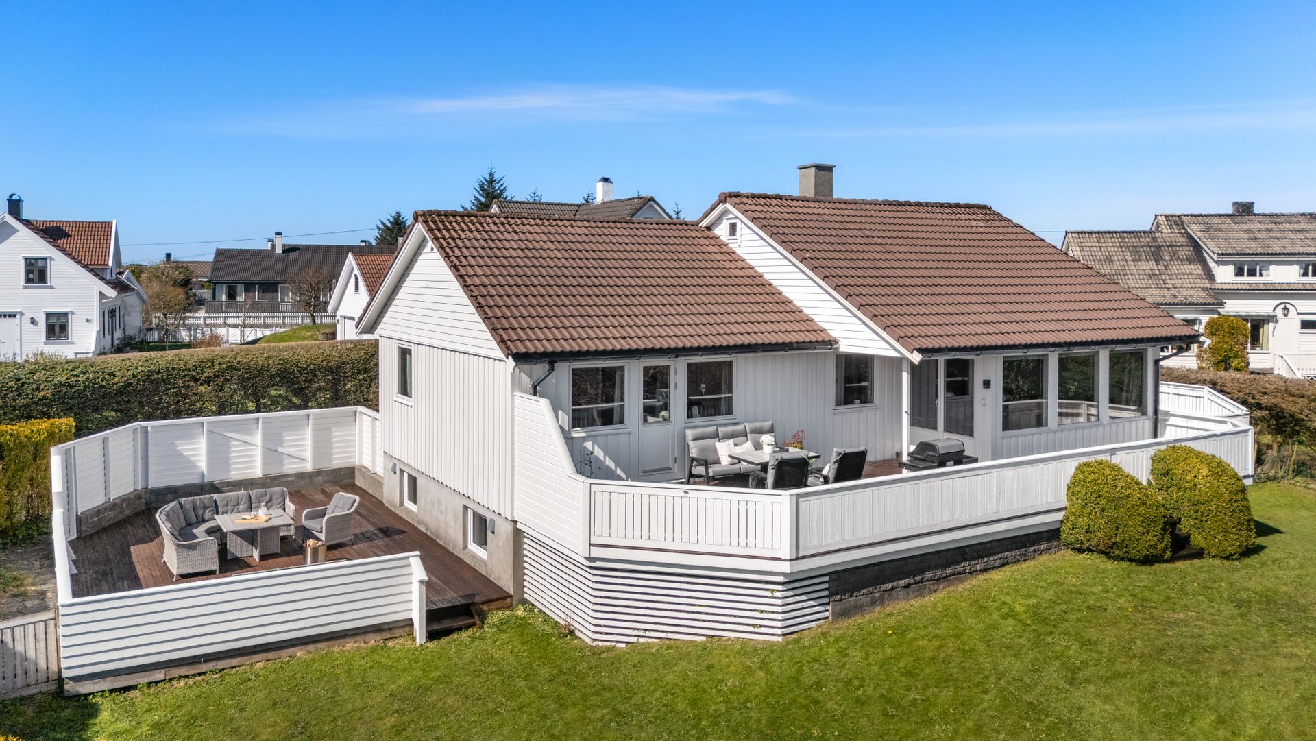 En innholdsrik enebolig med en pent opparbeidet og skjermet hage. Til eiendommen hører en frittstående dobbelgarasje.. Bilde nummer 2 av 3