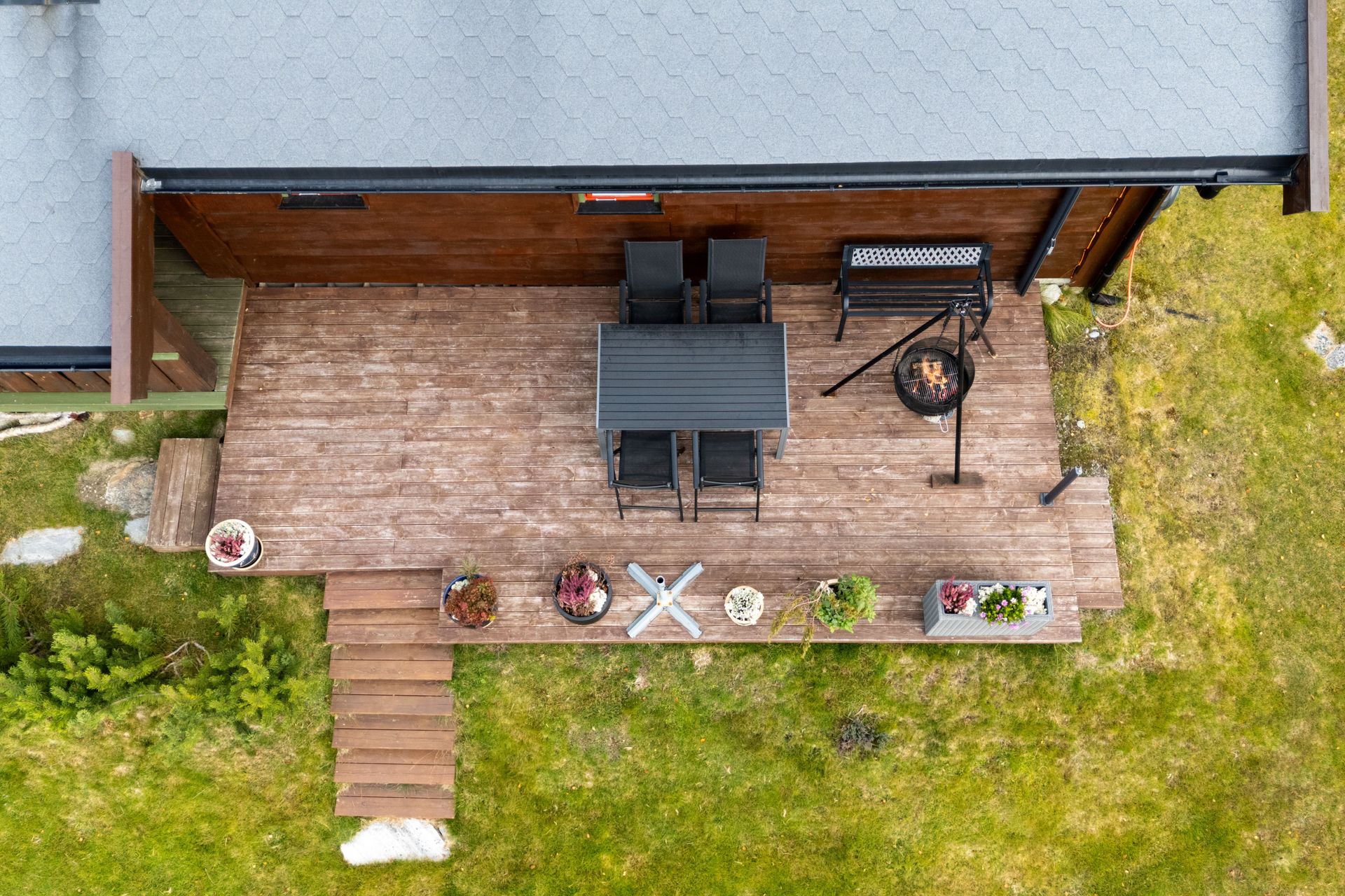 Uteplassen har terrasseplatting på terreng med adkomst direkte fra stuen.. Bilde nummer 3 av 3
