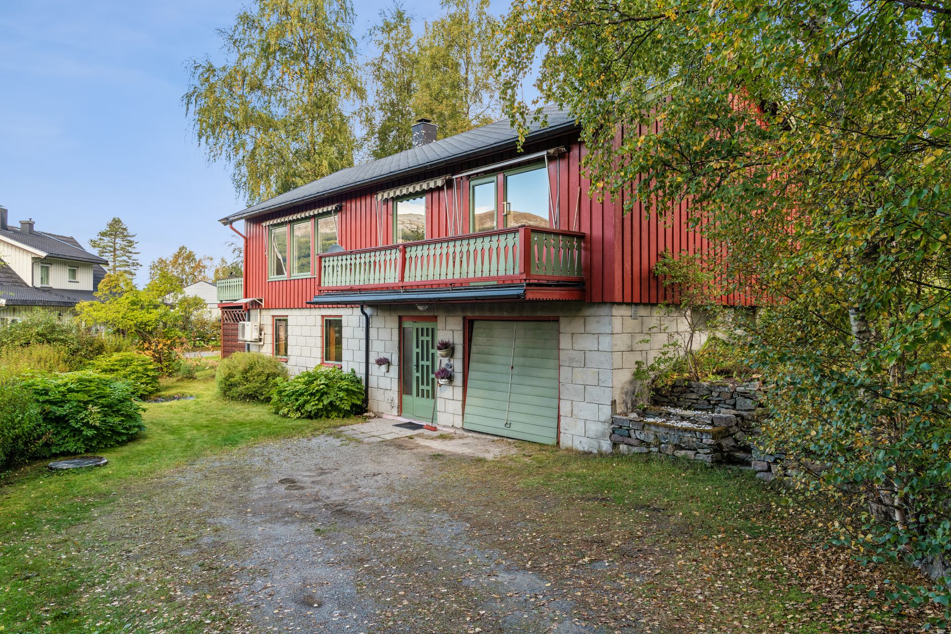 Enebolig over to plan med integrert garasje og inngang i underetasjen.. Bilde nummer 2 av 3