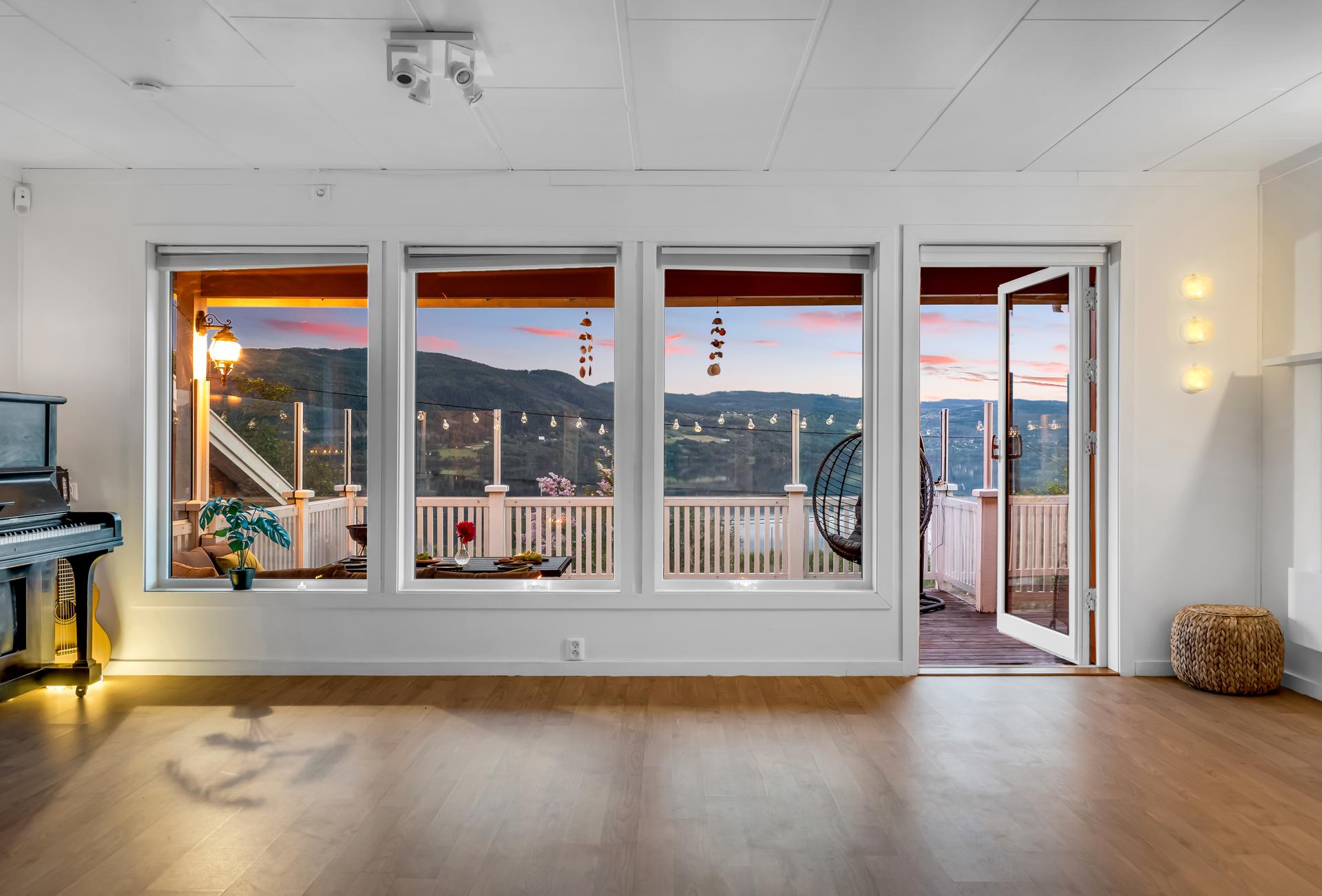 Stuen har store vindusflater mot Mjøsa og direkte utgang til en terrasse på ca. 44 m².. Bilde nummer 2 av 3