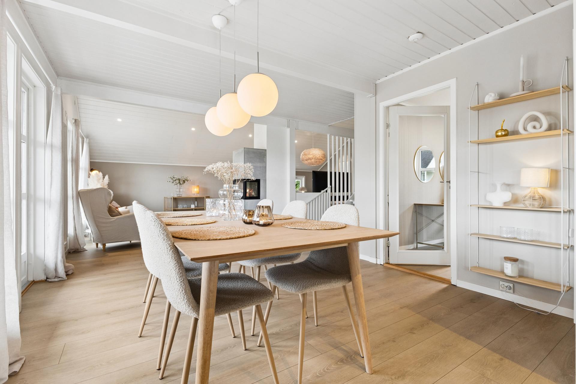 Enebolig over tre plan med store uteplasser og frittstående garasje.. Bilde nummer 3 av 3