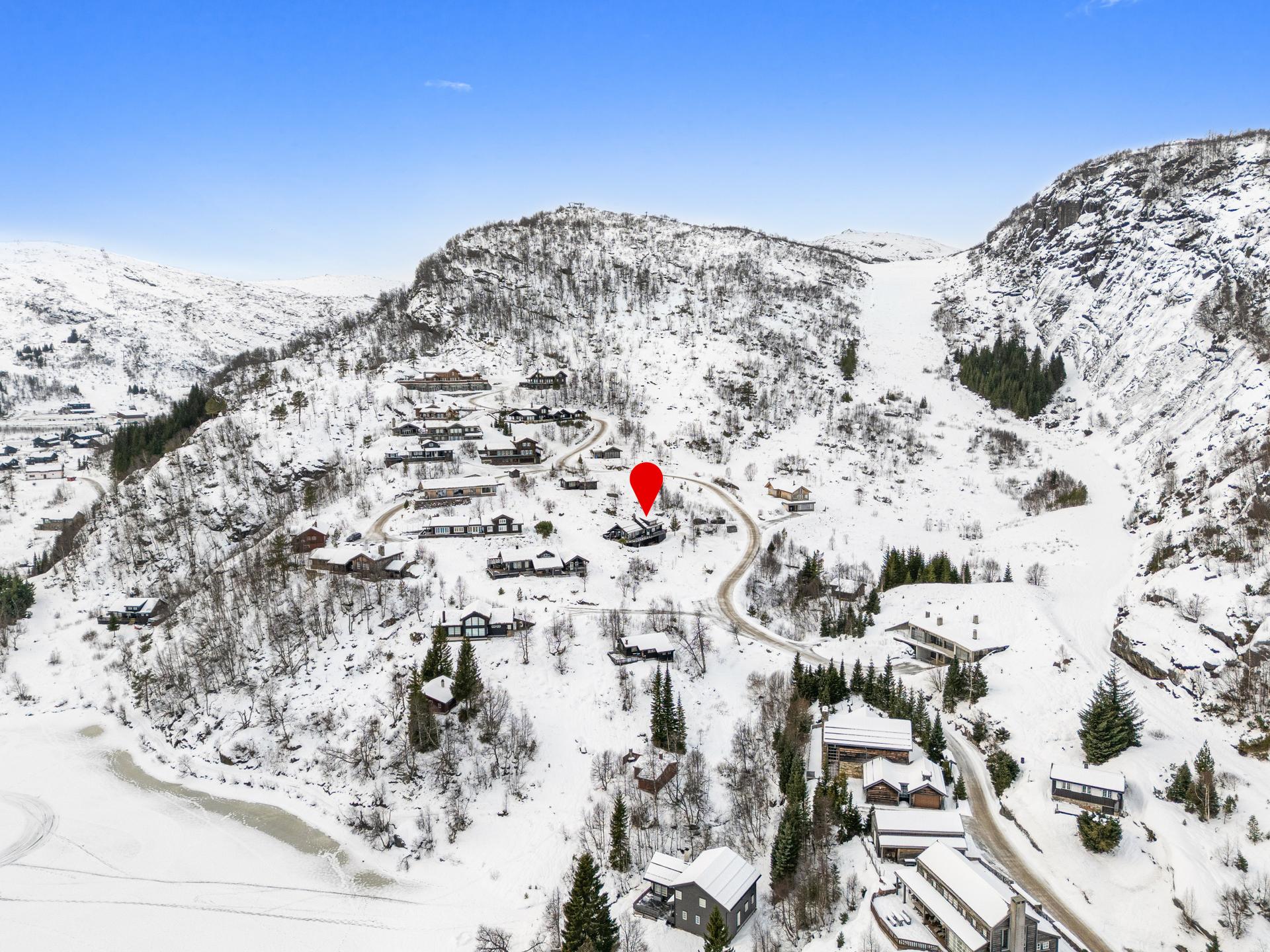 Bading like nedenfor og skitraseen få meter bortenfor. Dan Chruickshank presenterer: Innbydende, lun og svært godt plassert hytte m/luftig utsikt. Ski in/out. Kjør til døren. Flere soverom og stuer. (Foto: Stian Dirdal.). Bilde nummer 3 av 3