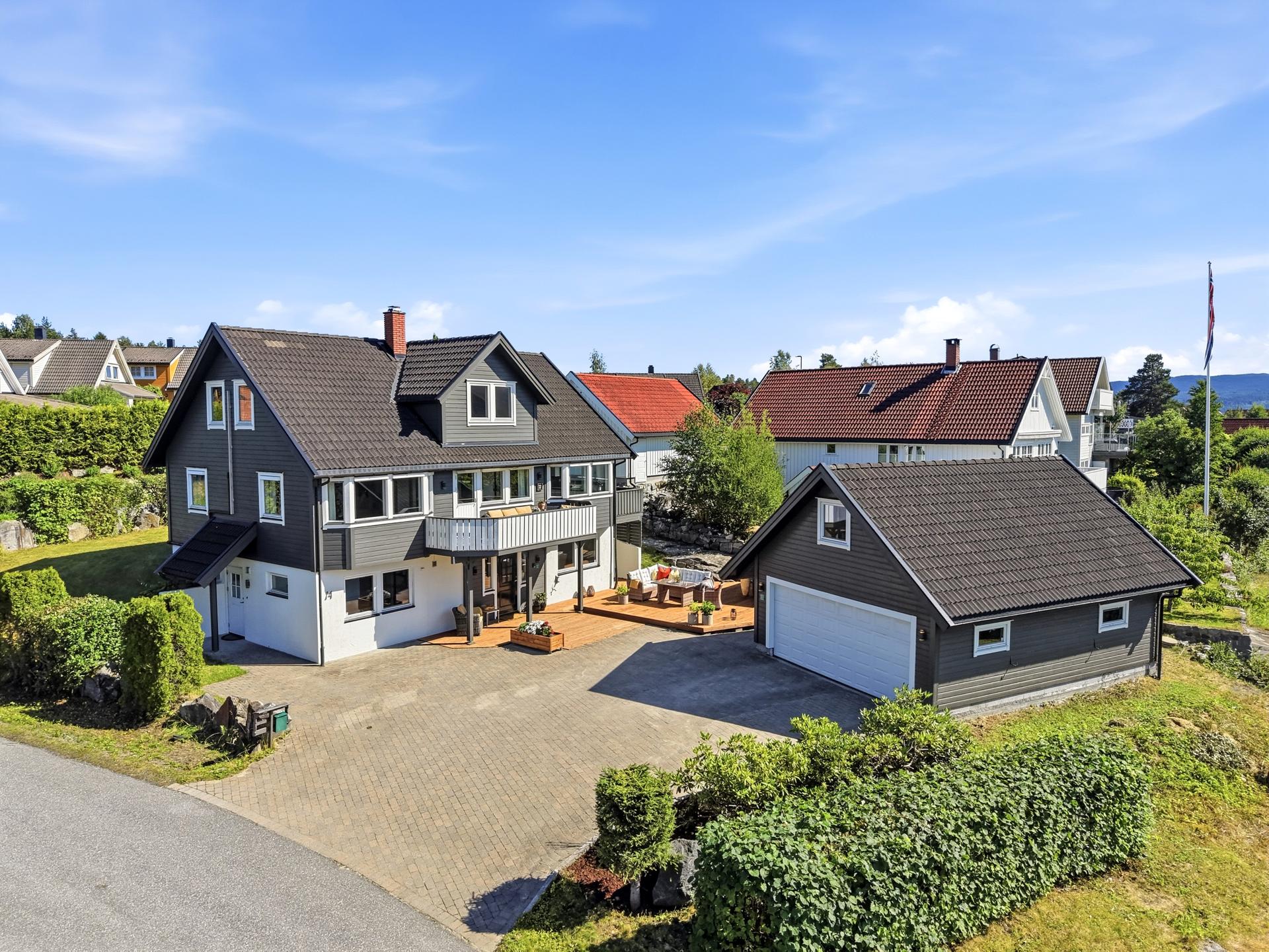 Oversiktsbilde som viser eneboligen, garasjen og den romslige tomten.. Bilde nummer 3 av 3