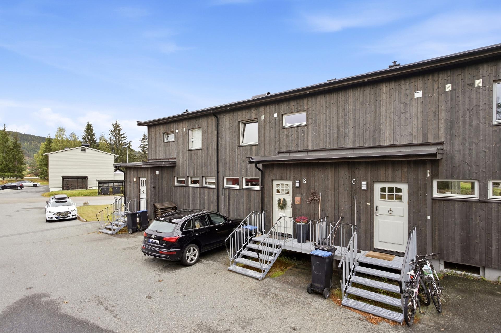 Innholdsrikt rekkehus over to plan + kjeller med stor terrasse og 3 soverom.. Bilde nummer 2 av 3