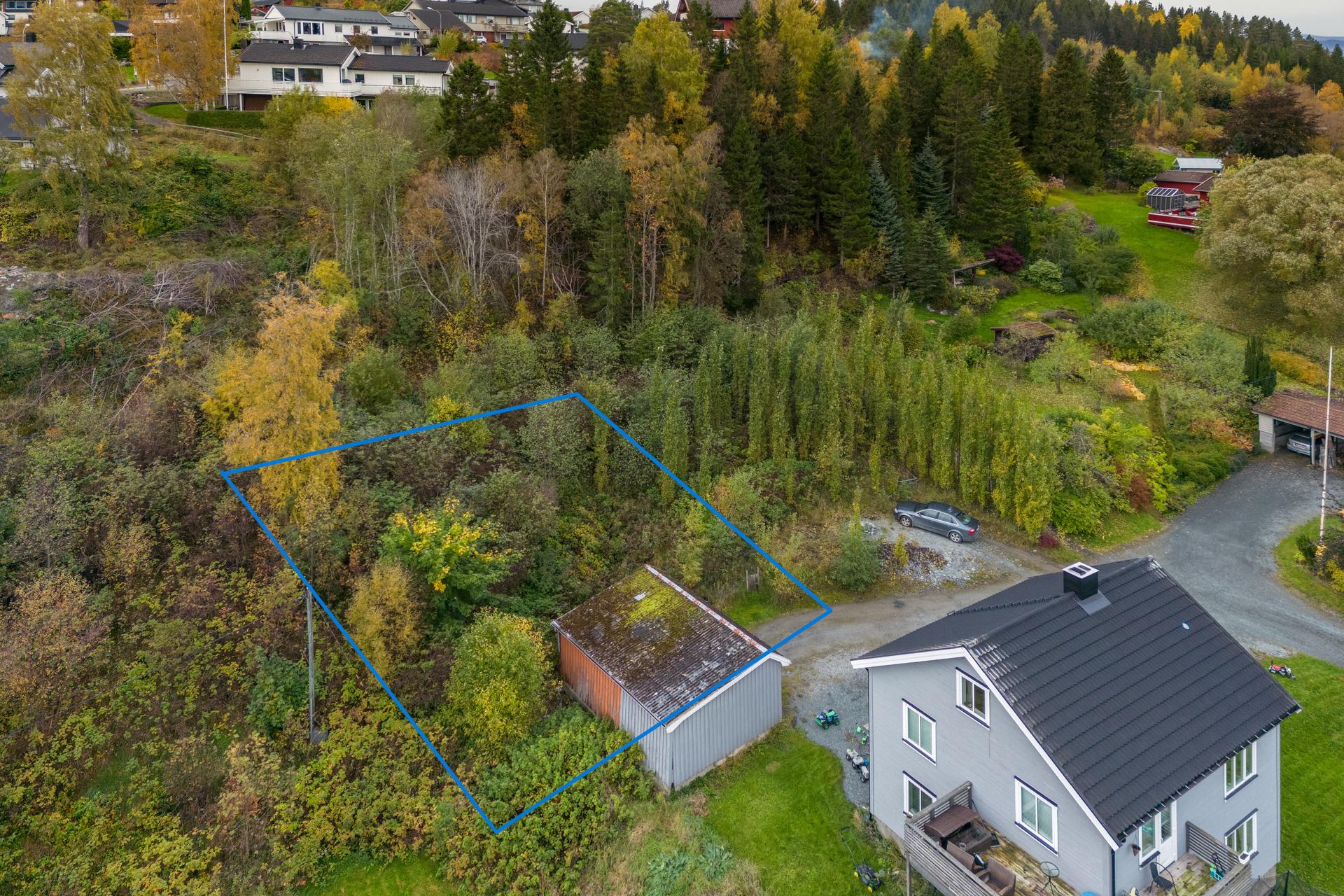 Boligtomt på selveid tomt. Attraktiv og barnevennlig plassering. Nært sentrum, skoler og barnehager. Se kart i salgsoppgave for nøyaktige tomtekart og grenser.. Bilde nummer 2 av 3