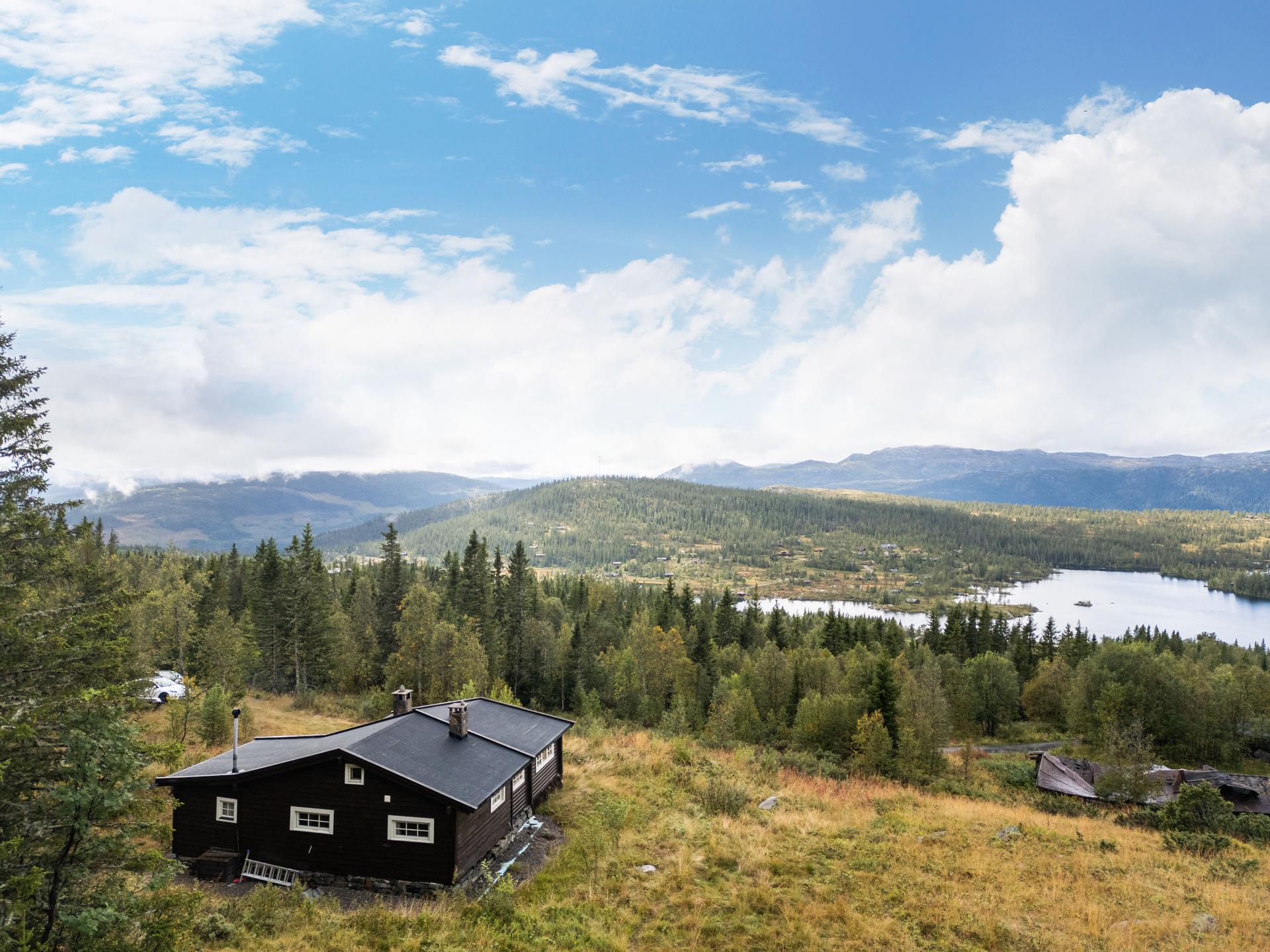 Koselig hytte med solrik beliggenhet på en av Tuddals flotteste utsiktstomter. . Bilde nummer 2 av 3