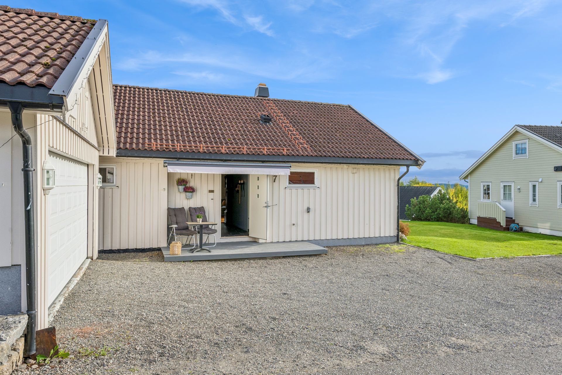 Hyggelig inngangsparti med parkering rett utenfor.. Bilde nummer 3 av 3