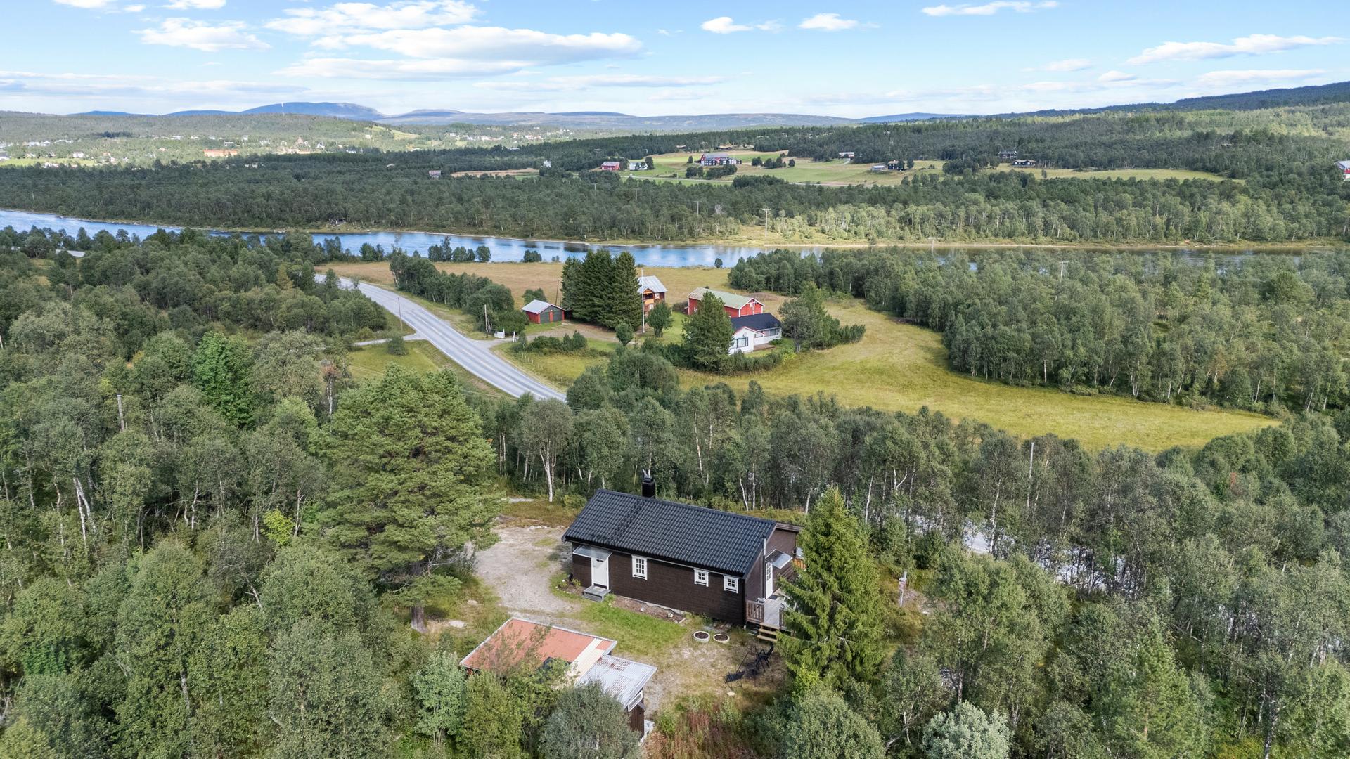Hytta ble oppført i 1958 og er på 77m².
. Bilde nummer 2 av 3
