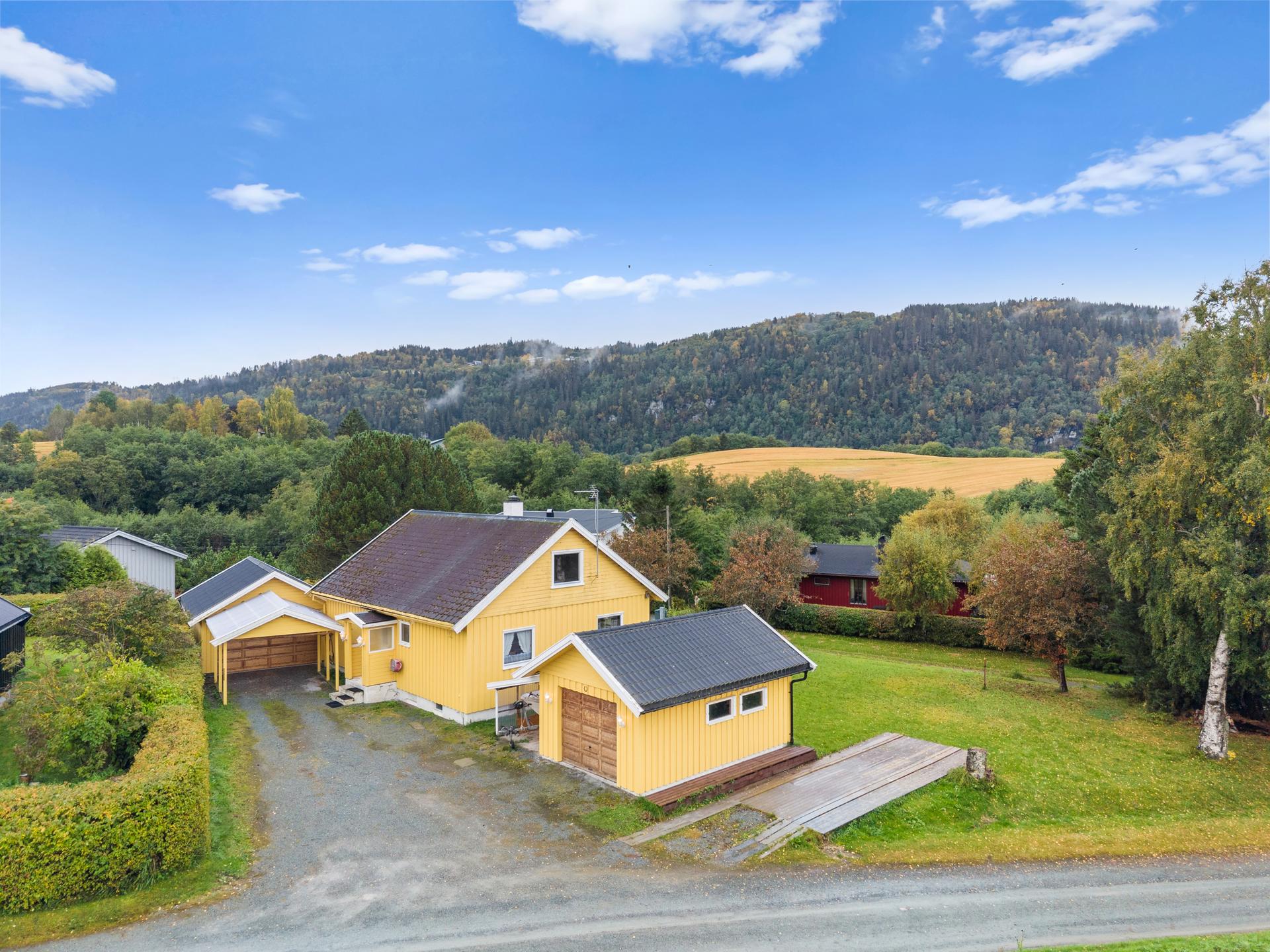Eiendomsmegler 1 v/ Sindre Belsås har gleden av å presentere Valsetvegen 160 - En landlig men samtidig sentrumsnær eiendom.
Foto: Interiørfoto v/Haukdal. Bilde nummer 1 av 3
