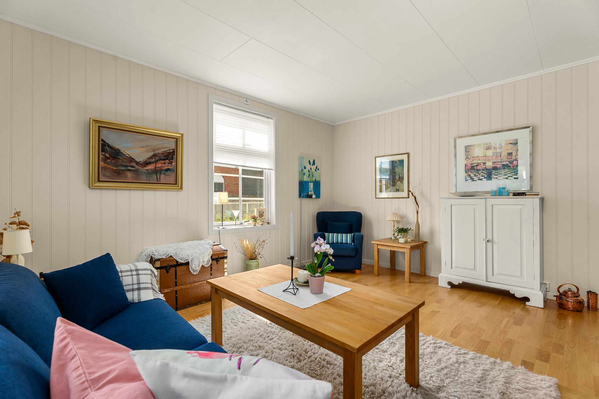 Stuen er romslig og måler hele 22,5 m². Bilde nummer 2 av 3