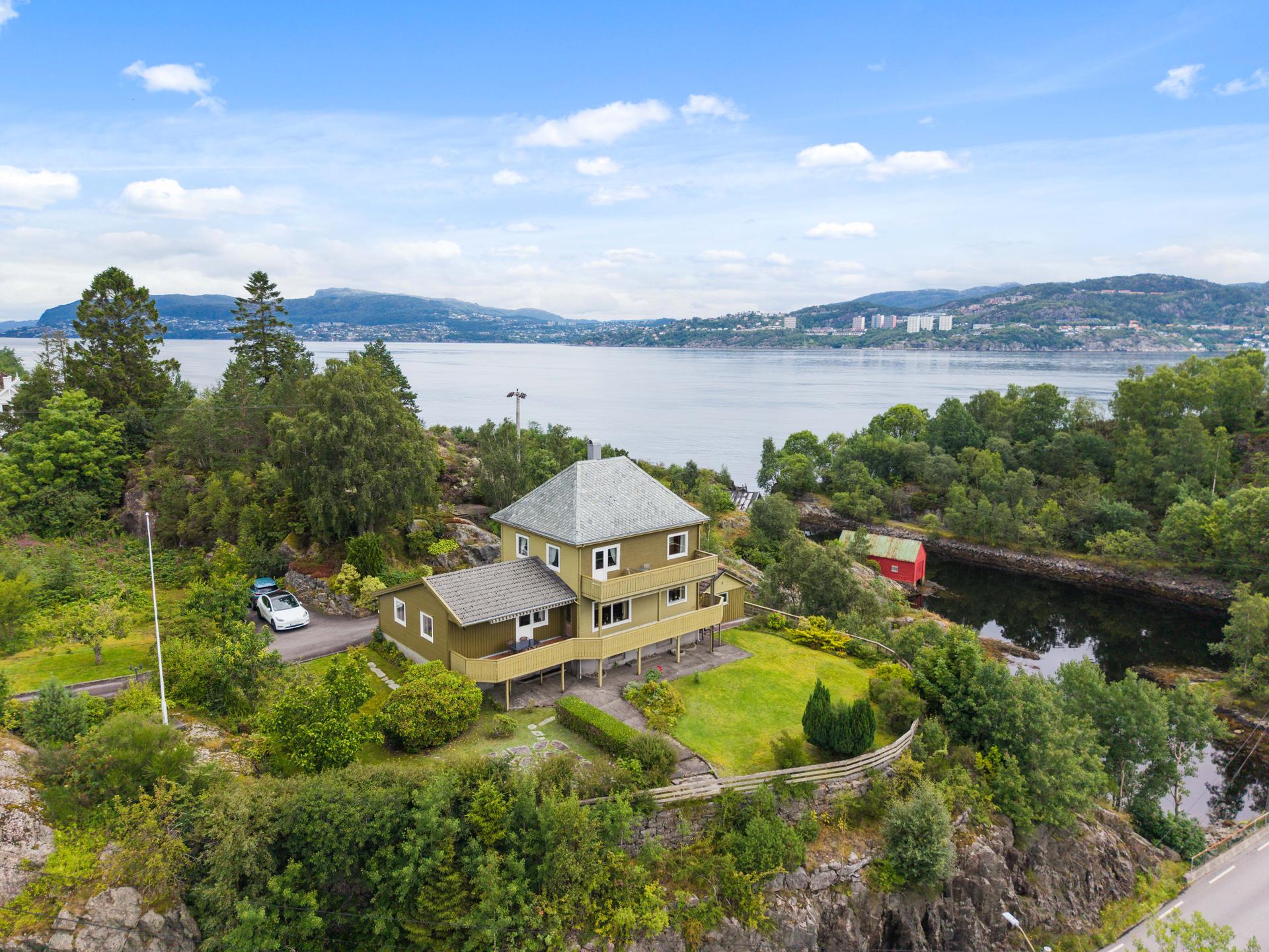 Florvågøen 30 presentert av Dag Erik Fotland. EiendomsMegler 1 Askøy.  (Foto: Mats Lie AS). Bilde nummer 1 av 3