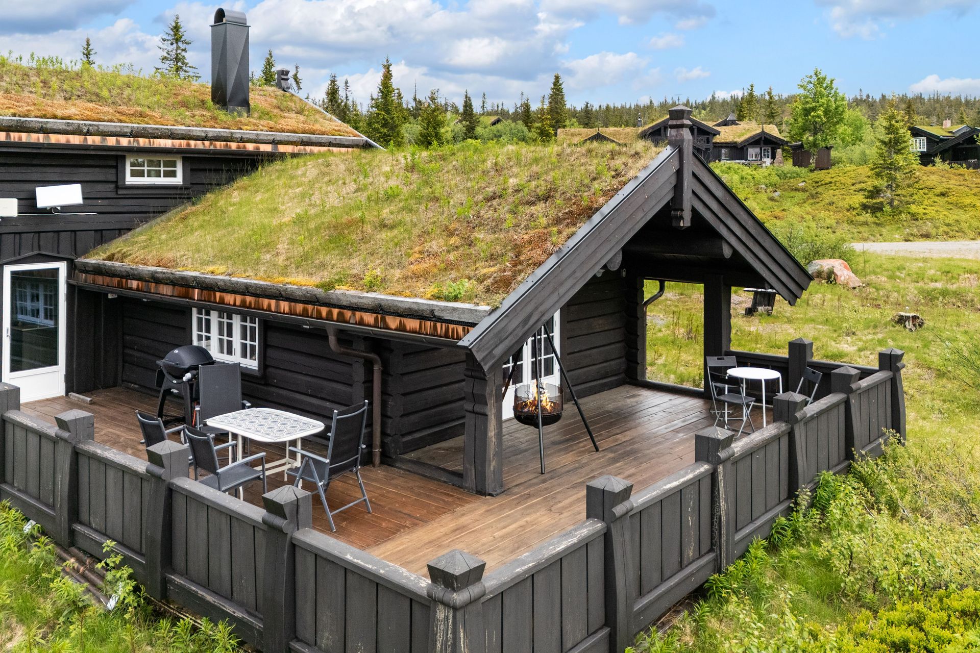 Stor, sydvestvendt terrasse på 119 m² med overbygget del og god plass for utemøbler.. Bilde nummer 3 av 3