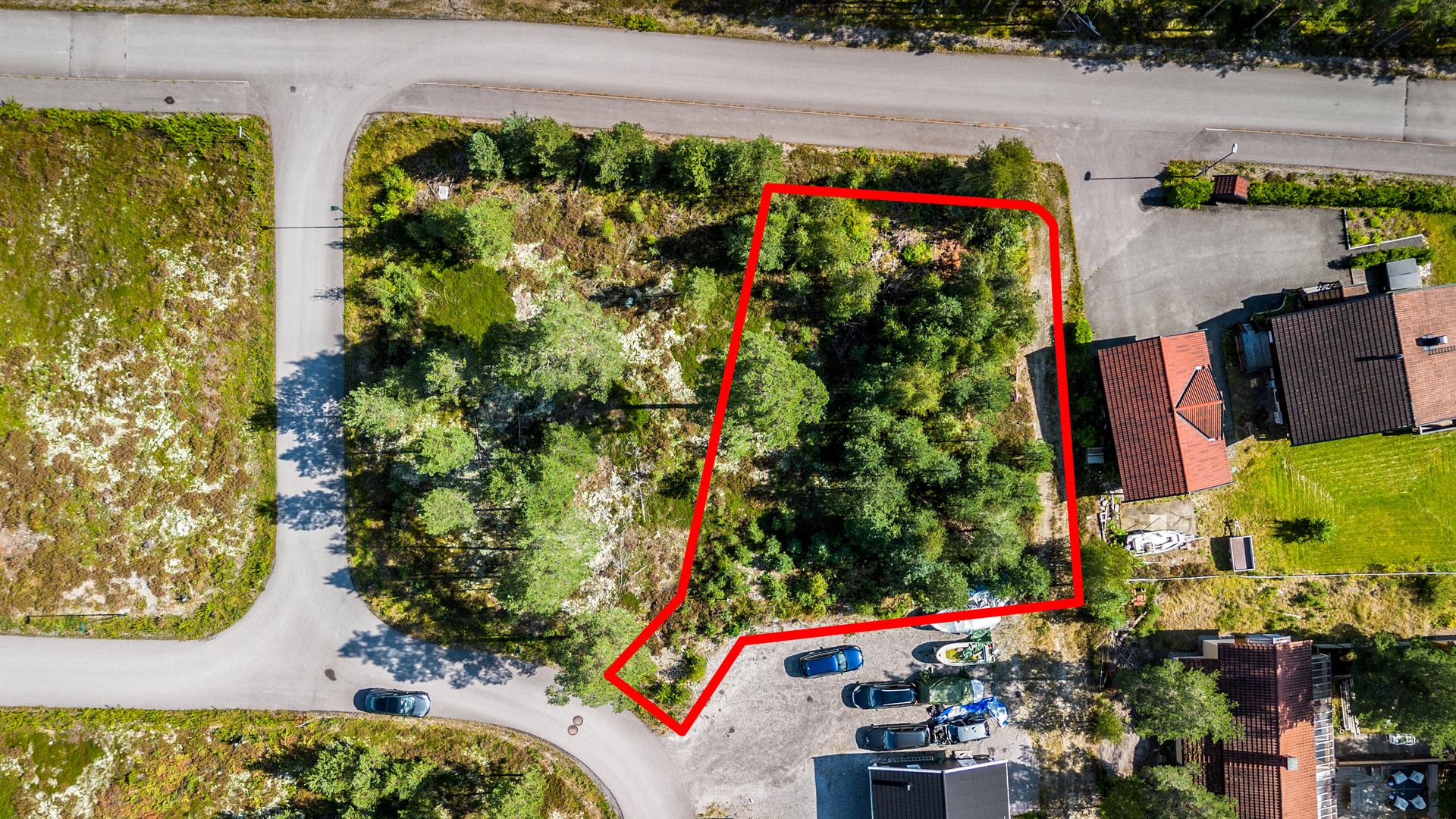 Flott og flat beliggende tomt m/gode solforhold. Tomten ligger i landlige omgivelser med flotte turområder i nærområdet.. Bilde nummer 2 av 3