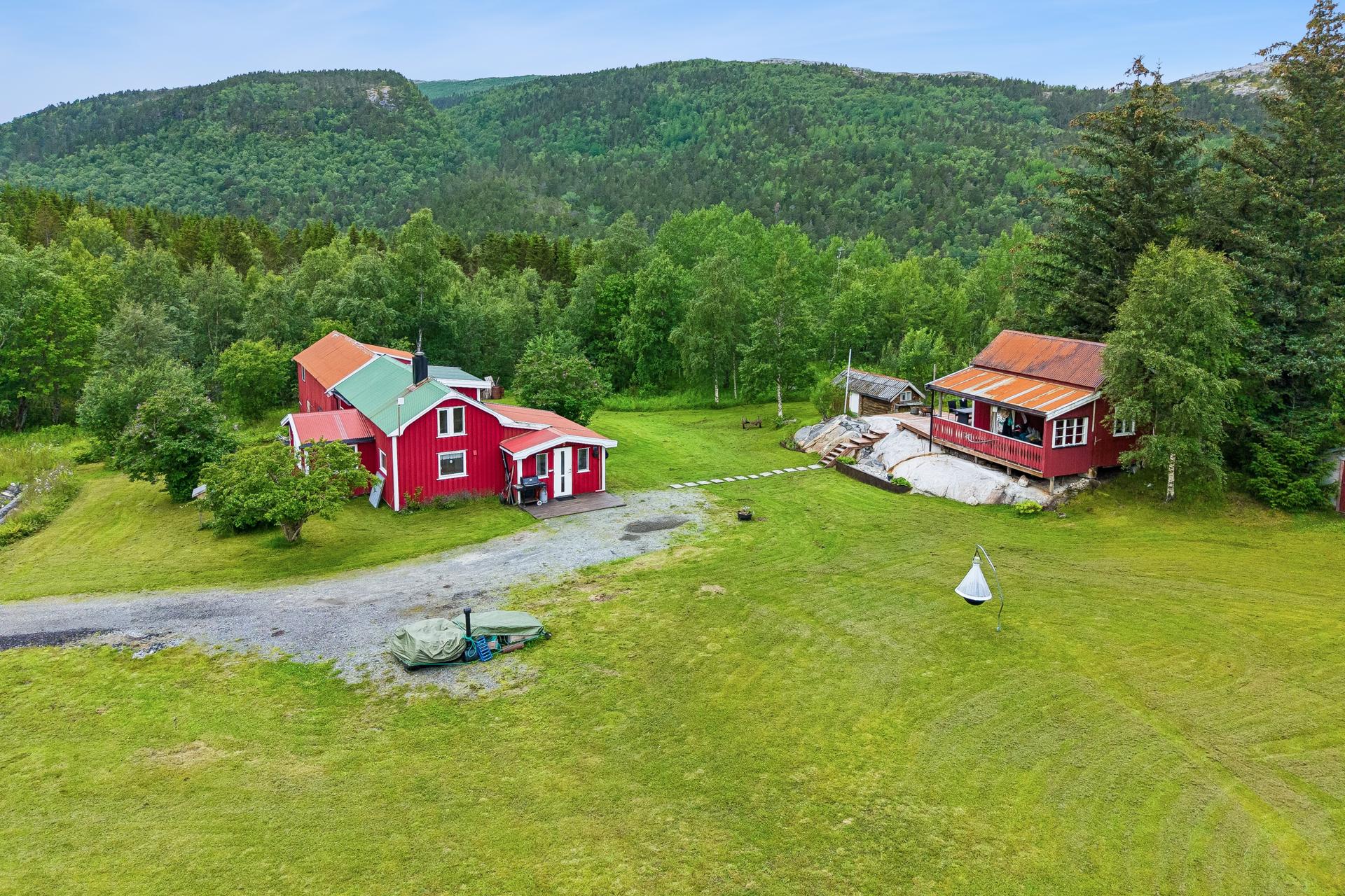 Landbrukseiendom med våningshus (enebolig), anneks og idyllisk beliggenhet i naturskjønne omgivelser. Foto: Mamor. Bilde nummer 1 av 3