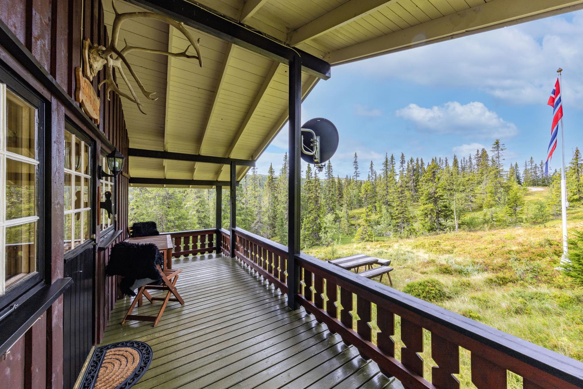 Den overbygde verandaen på ca. 20 kvm har god plass til en sittegruppe.. Bilde nummer 3 av 3