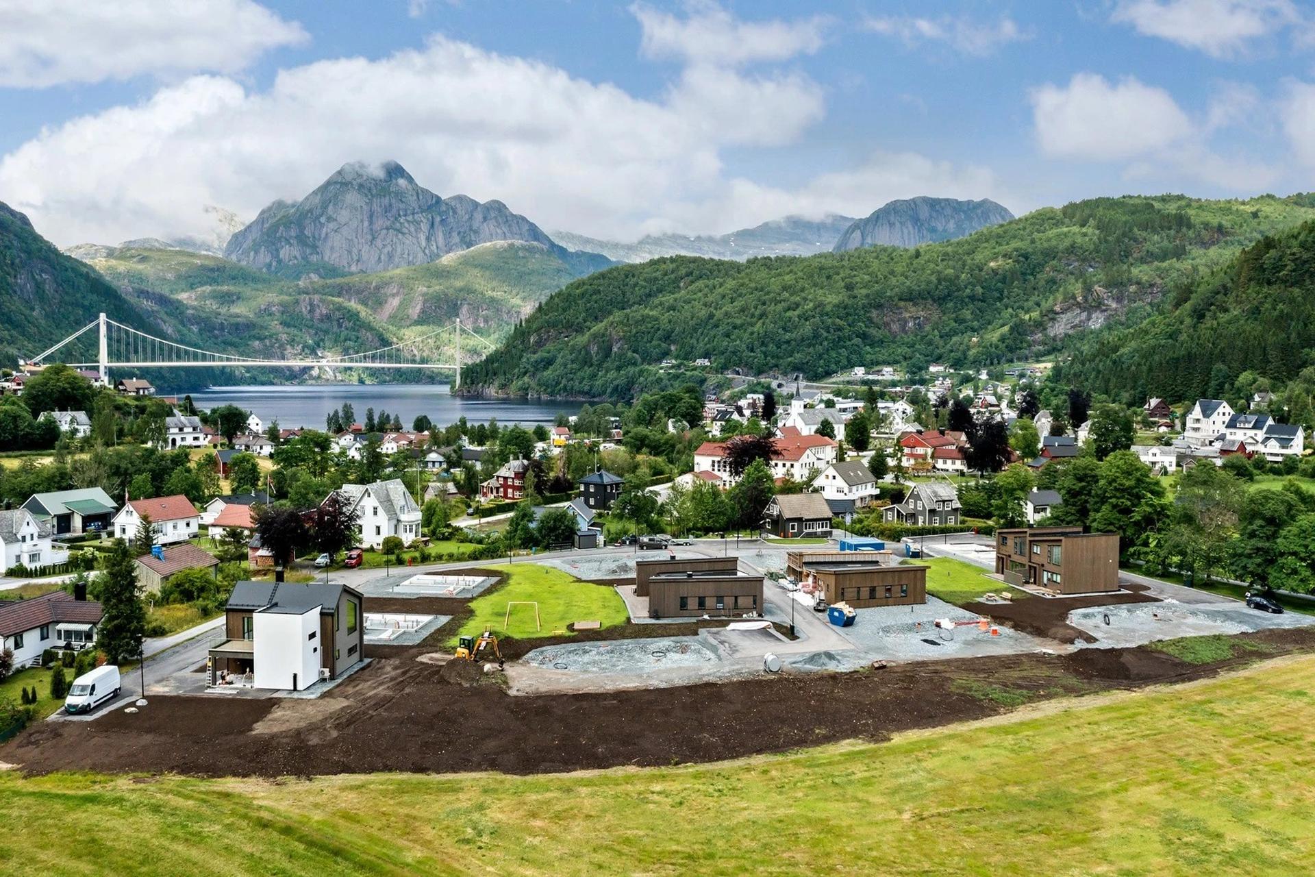 Velkommen til Steiatun! Moderne leilegheiter, rekkjehus, einebustader og tomannsbustader med svært høg standard, sentralt i Dale. Bilde nummer 1 av 3