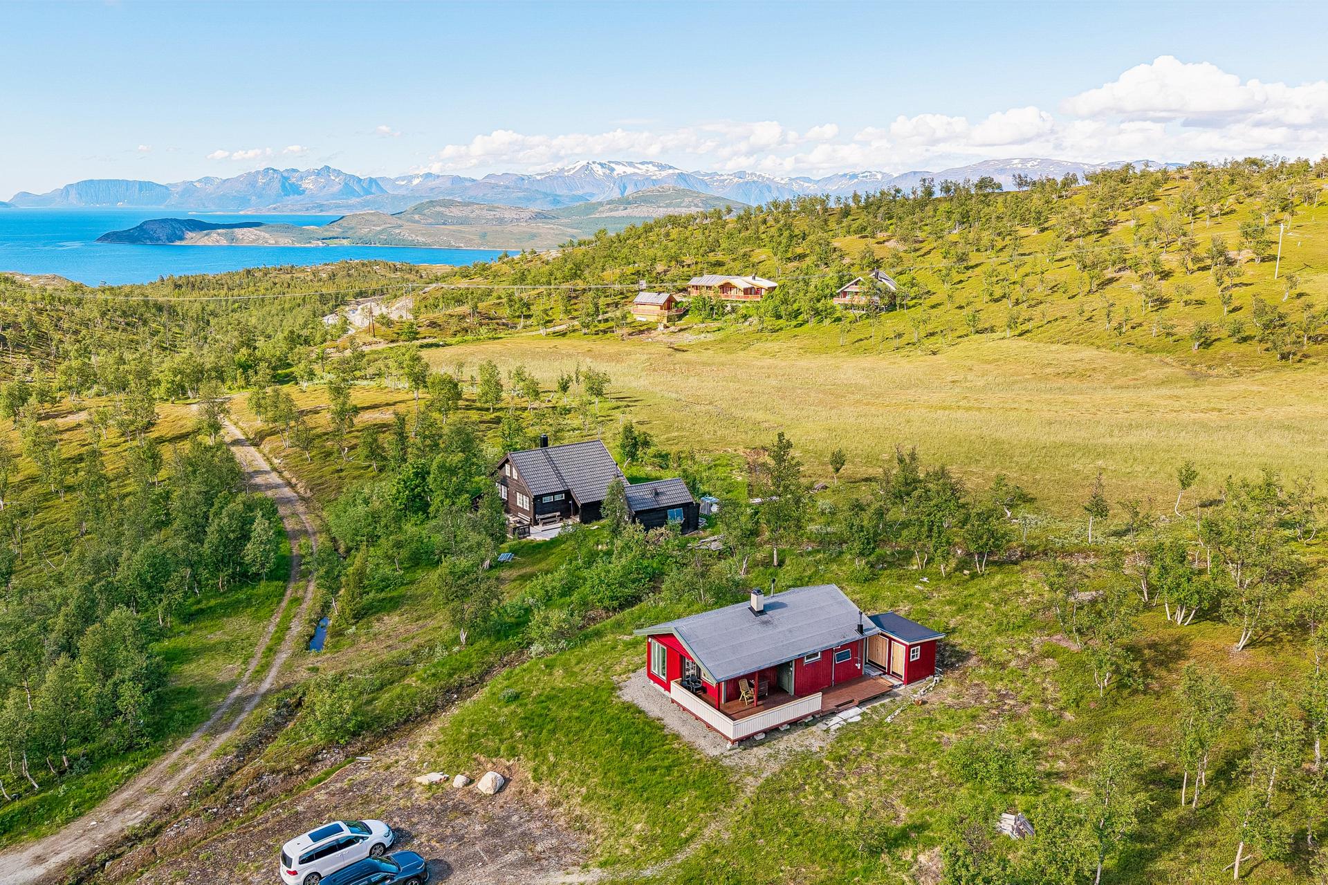 Eiendommen ligger usjenert til med utsikt mot fjorden og fjellene. Foto: Efkt. Bilde nummer 2 av 3