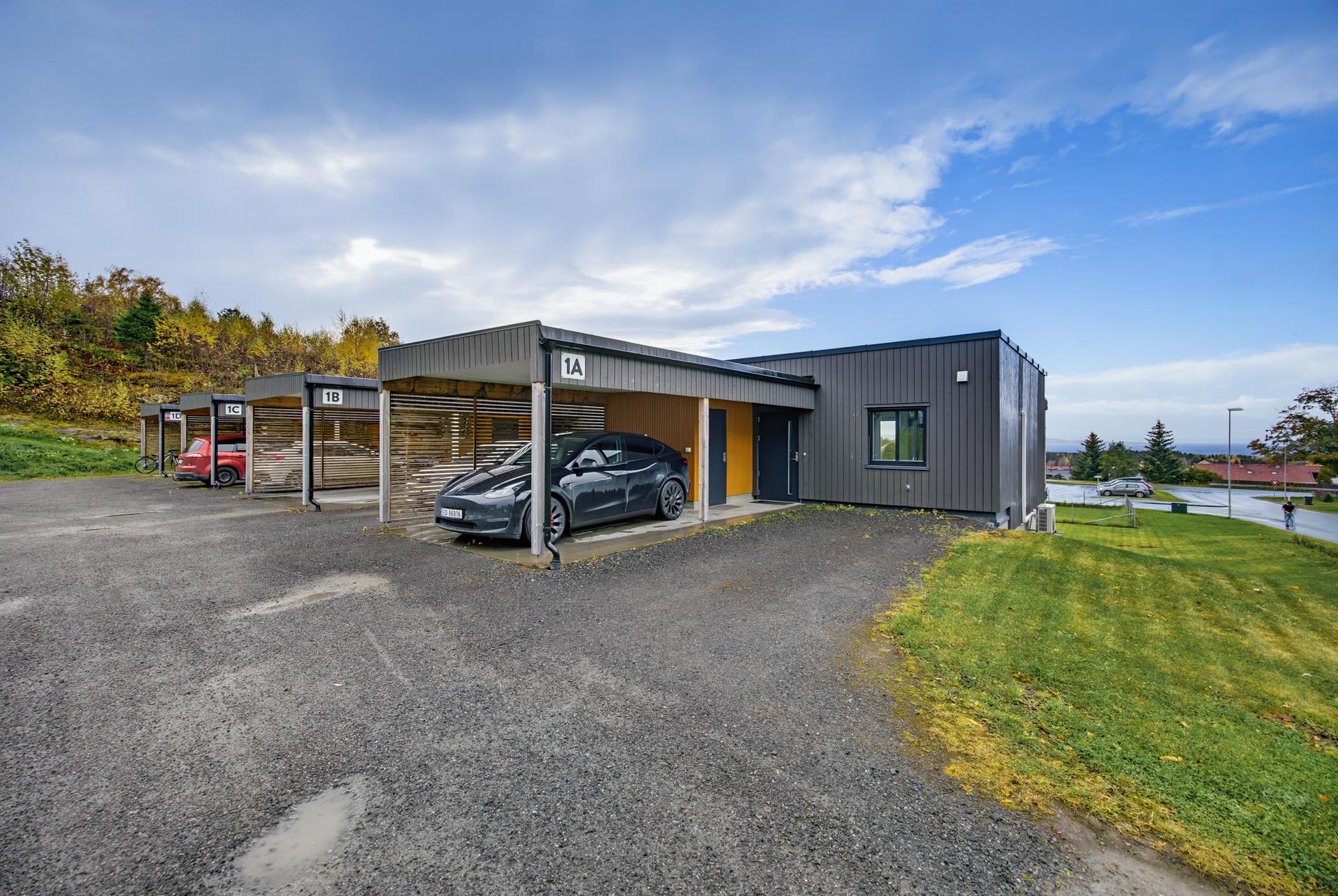 Boligen ble oppført i 2021 og har overbygd inngangsparti med tilhørende carport.. Bilde nummer 2 av 3