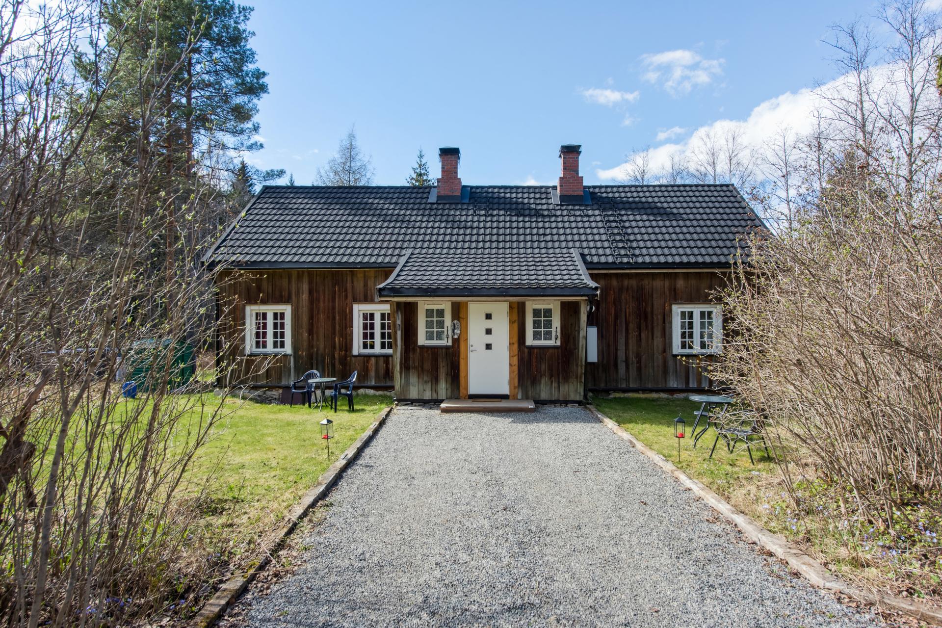 Hytta er oppført i ca. 1750 -  et unikt og fredelig fristed med historisk sjel.. Bilde nummer 2 av 3