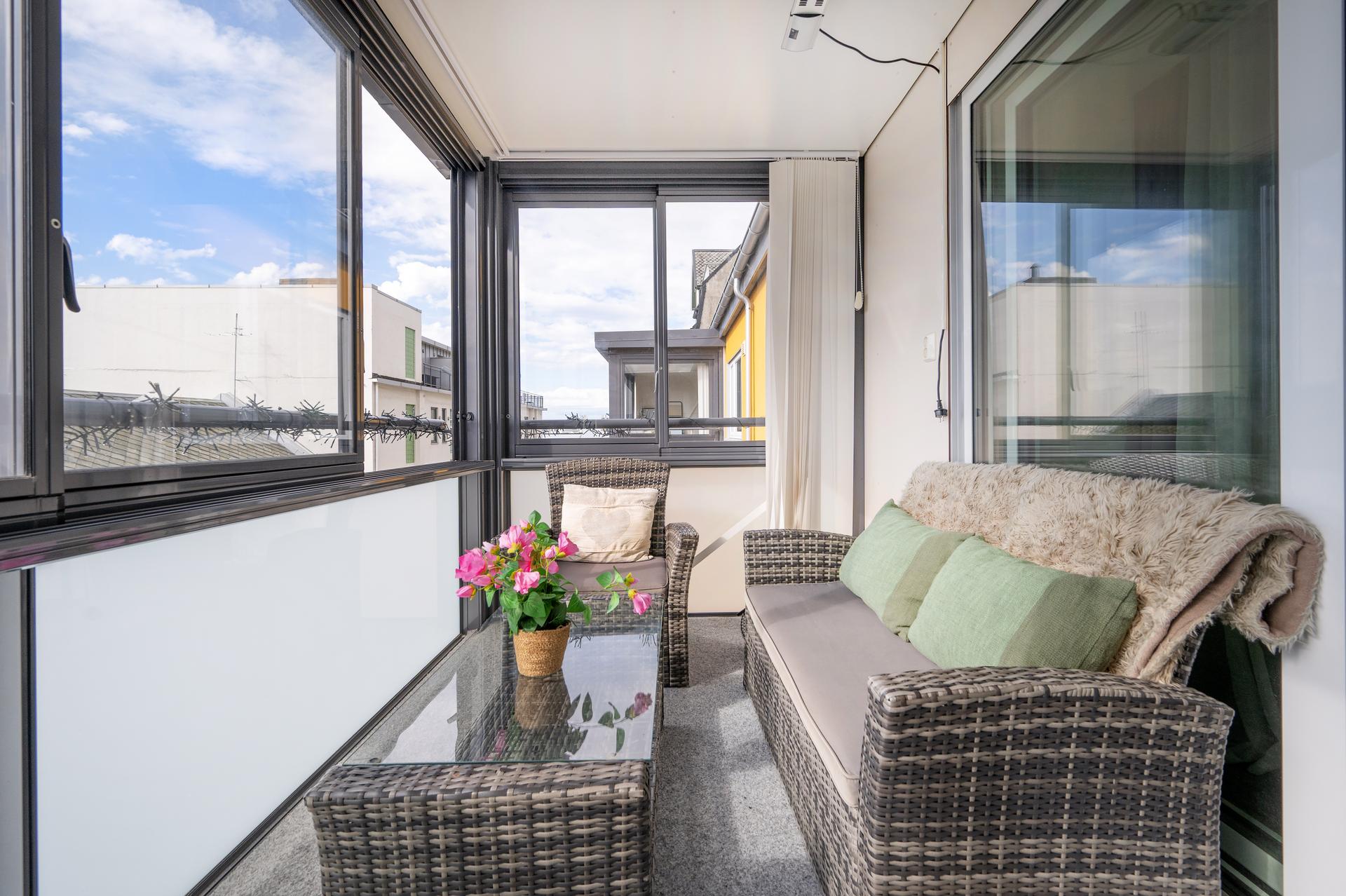 Fra stuen er det utgang til en innglasset balkong på ca. 9 m².. Bilde nummer 2 av 3