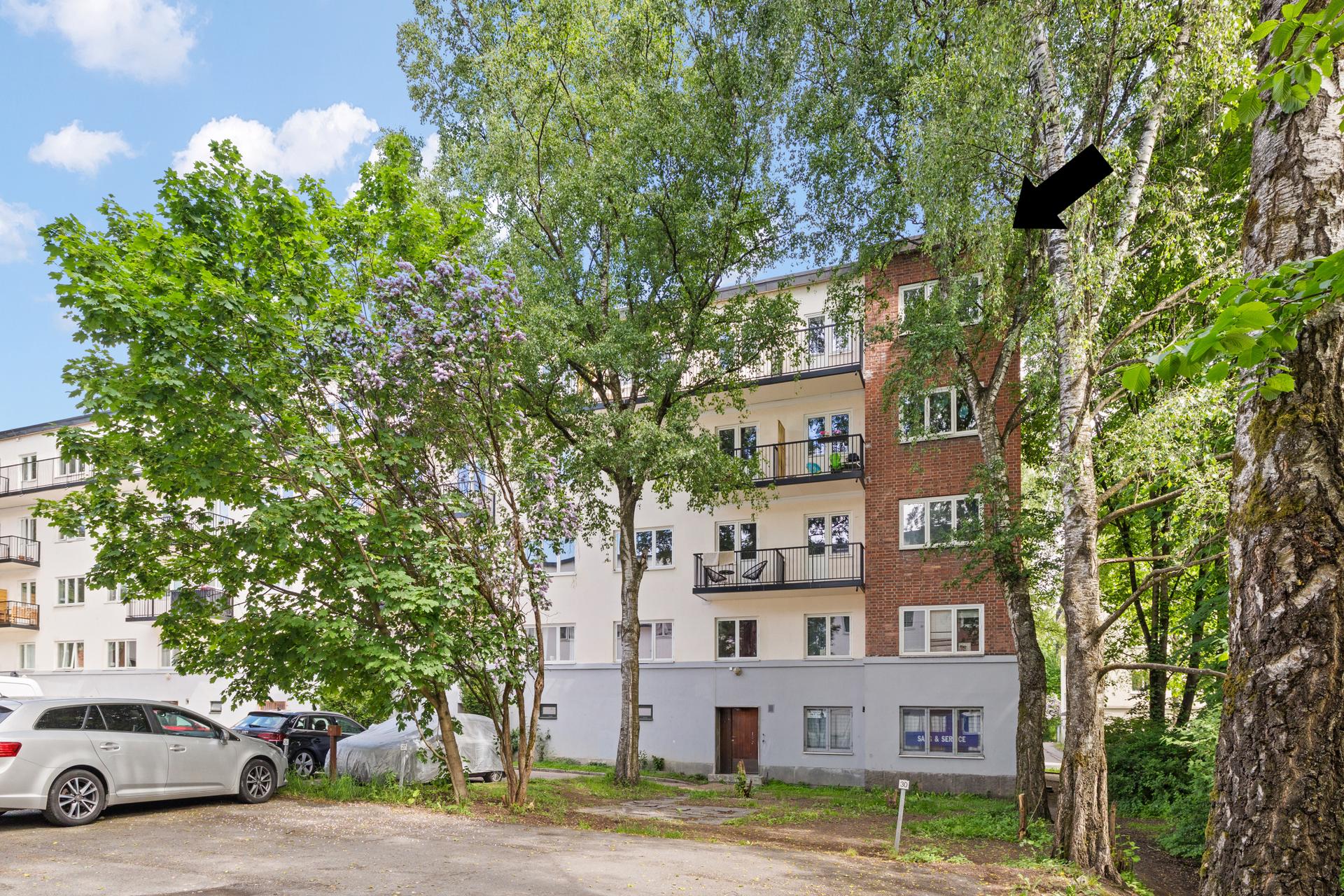 Det er mulig å leie parkeringsplass etter venteliste utenfor blokken . Bilde nummer 3 av 3