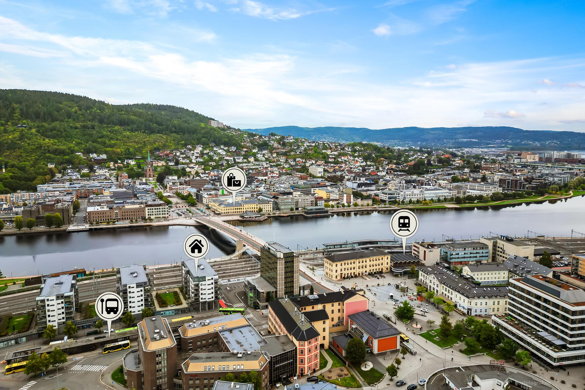 Sentral beliggenhet ved Drammenselva med få minutters gange til Drammen stasjon, bussterminalen, Bragernes torg etc.. Bilde nummer 2 av 3