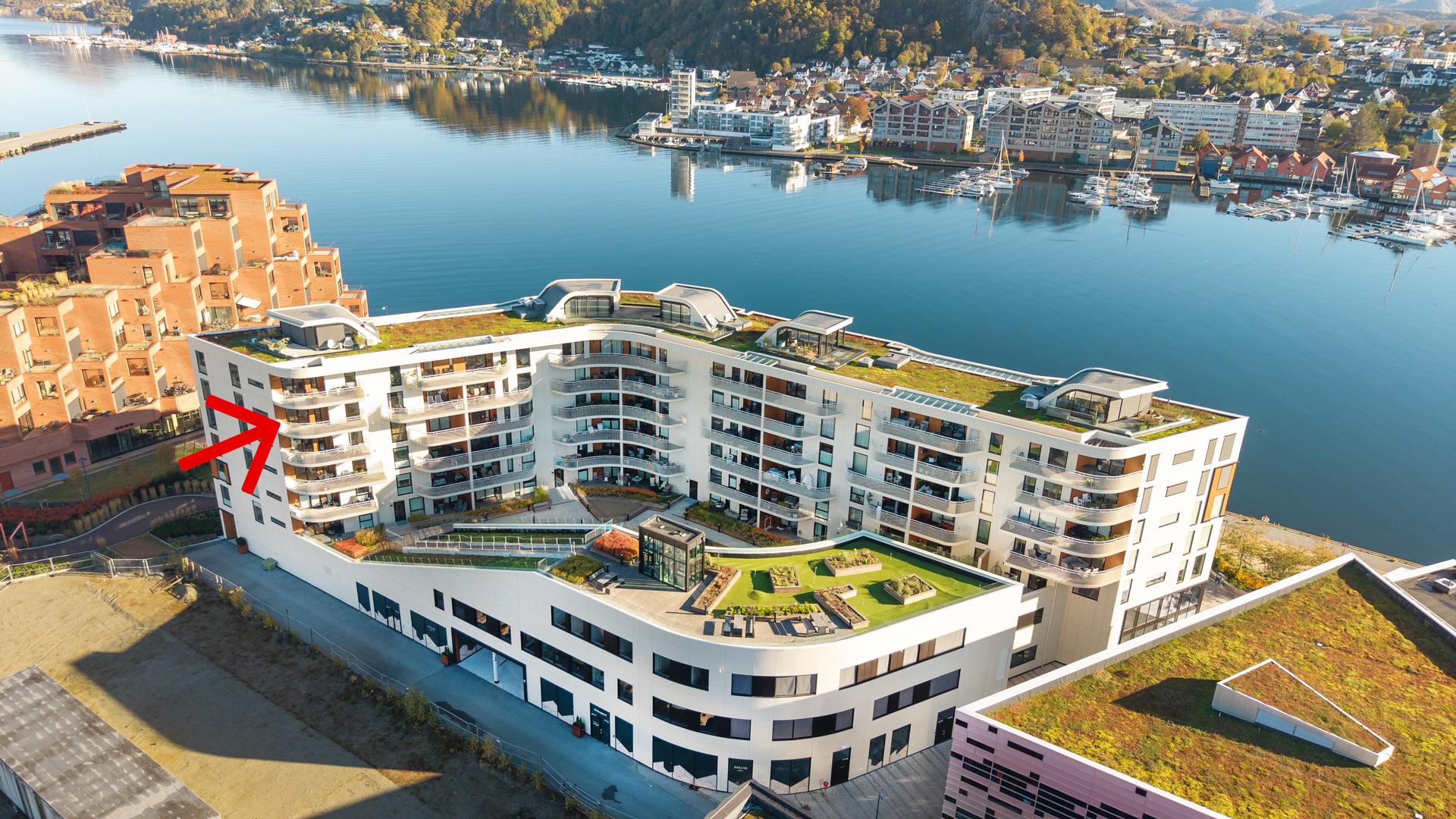 Bygget har en buet arkitektur med sjønær beliggenhet.. Bilde nummer 3 av 3