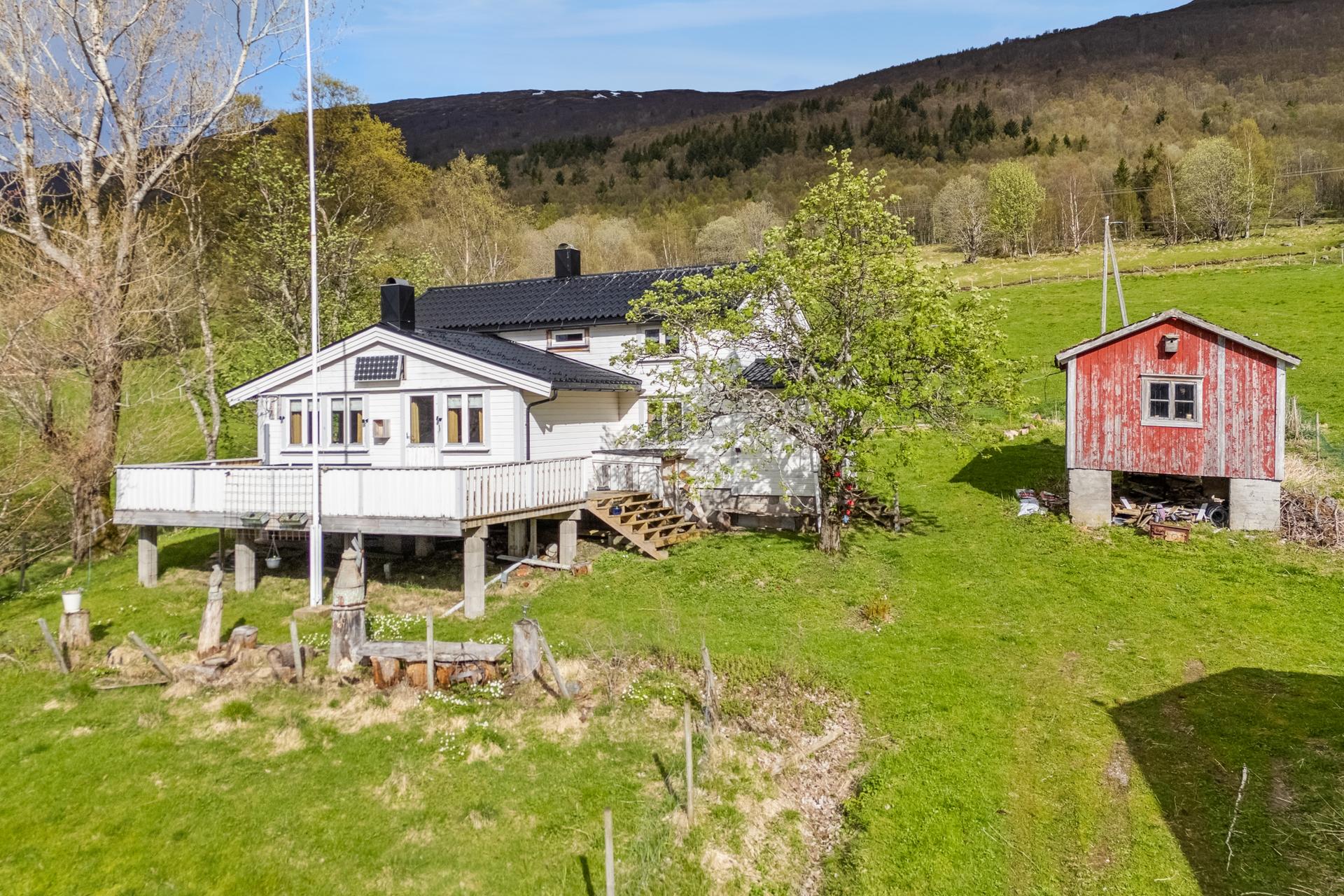 Fritidsbolig på vakre Handnesøya. 4 soverom. Romslig og solrik terrasse.
Selges møblert.. Bilde nummer 2 av 3