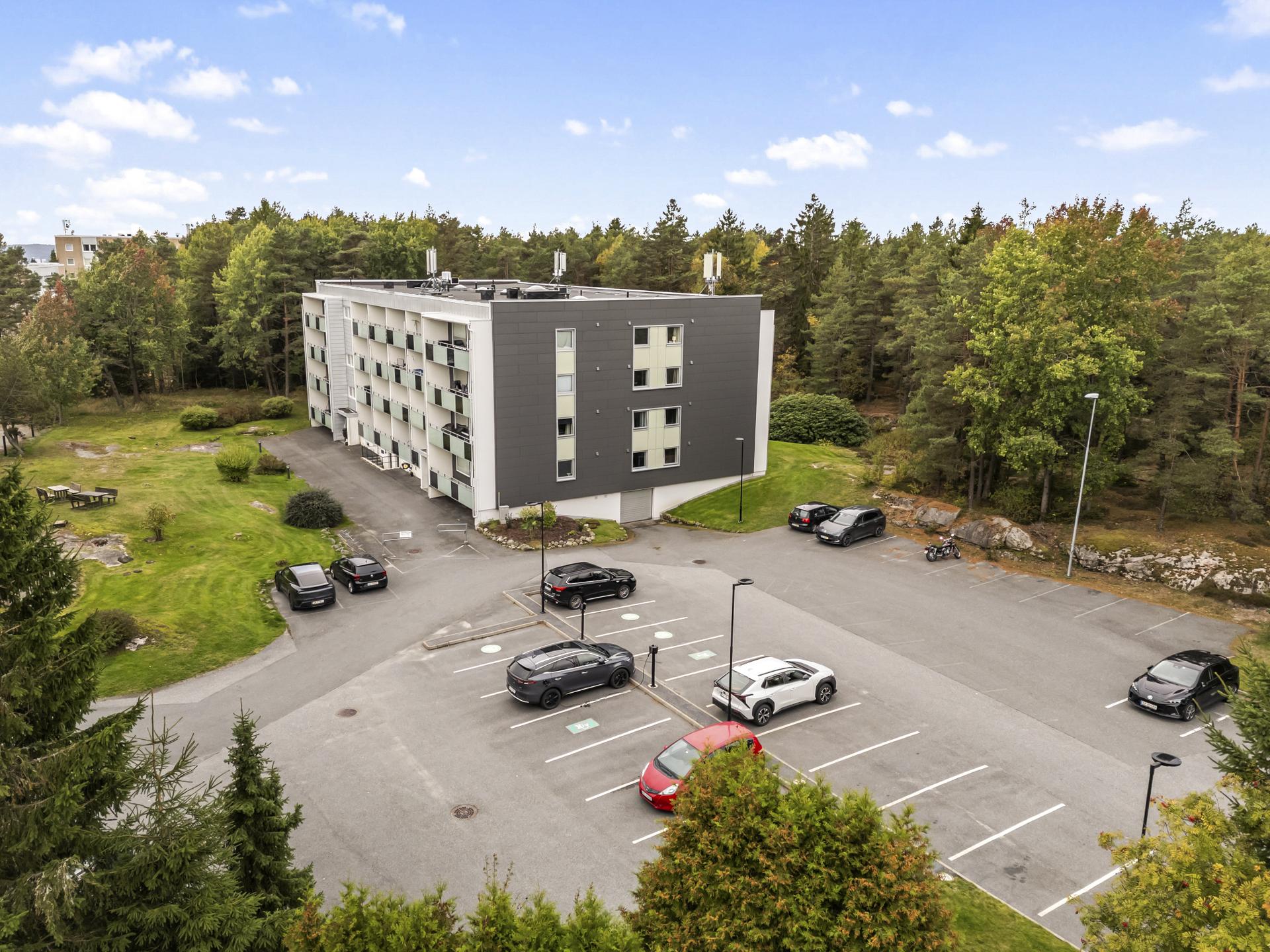 Leiligheten ligger i et veletablert borettslag med marka som nærmeste nabo. Det er oppstillingsplass på felles p-plass, med muligheter for elbil-lading. . Bilde nummer 2 av 3
