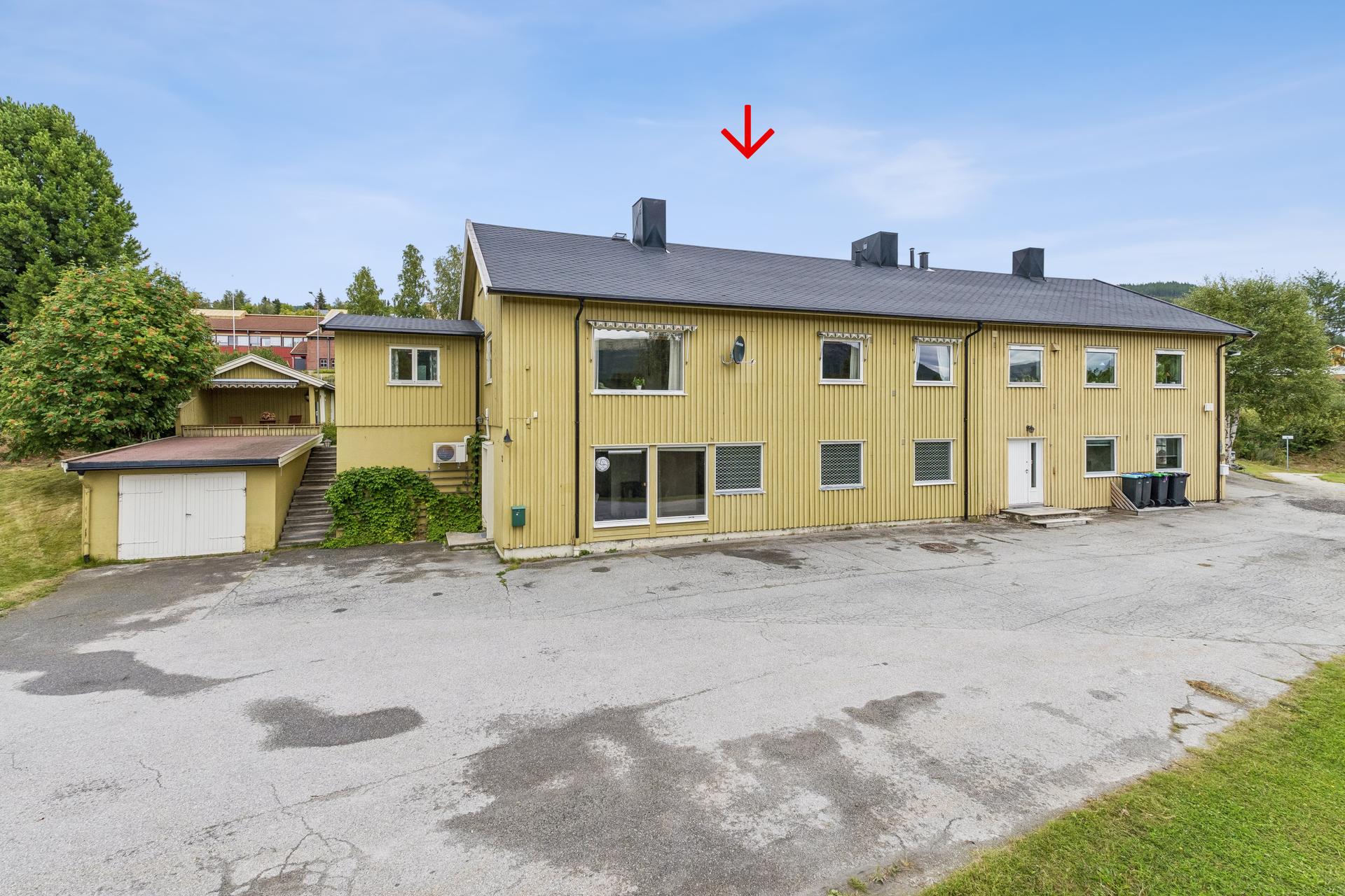 Halvpart av tomannsbolig over tre plan, med stor tomt og garasje. Tidligere forretningslokale i underetasjen.. Bilde nummer 2 av 3