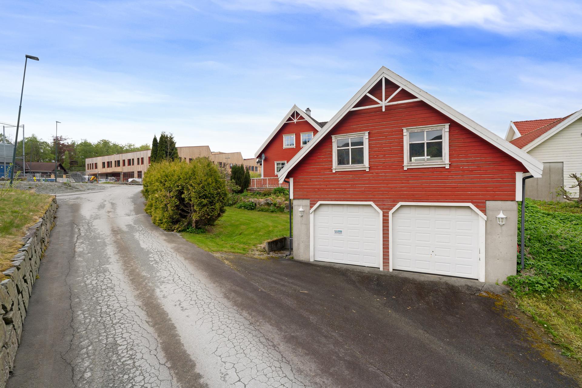 Eiendommen ligger rolig til i en blindvei og inkluderer en dobbelgarasje med et romslig, uinnredet loft.. Bilde nummer 3 av 3