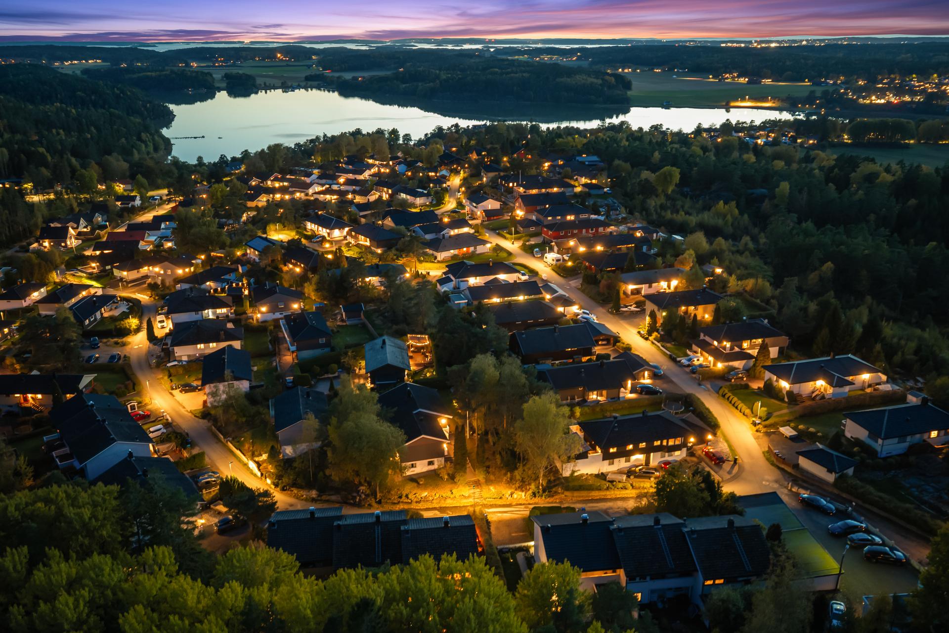 Rolige omgivelser i Skjærviken med lite gjennomgangstrafikk og utsyn over området.. Bilde nummer 3 av 3
