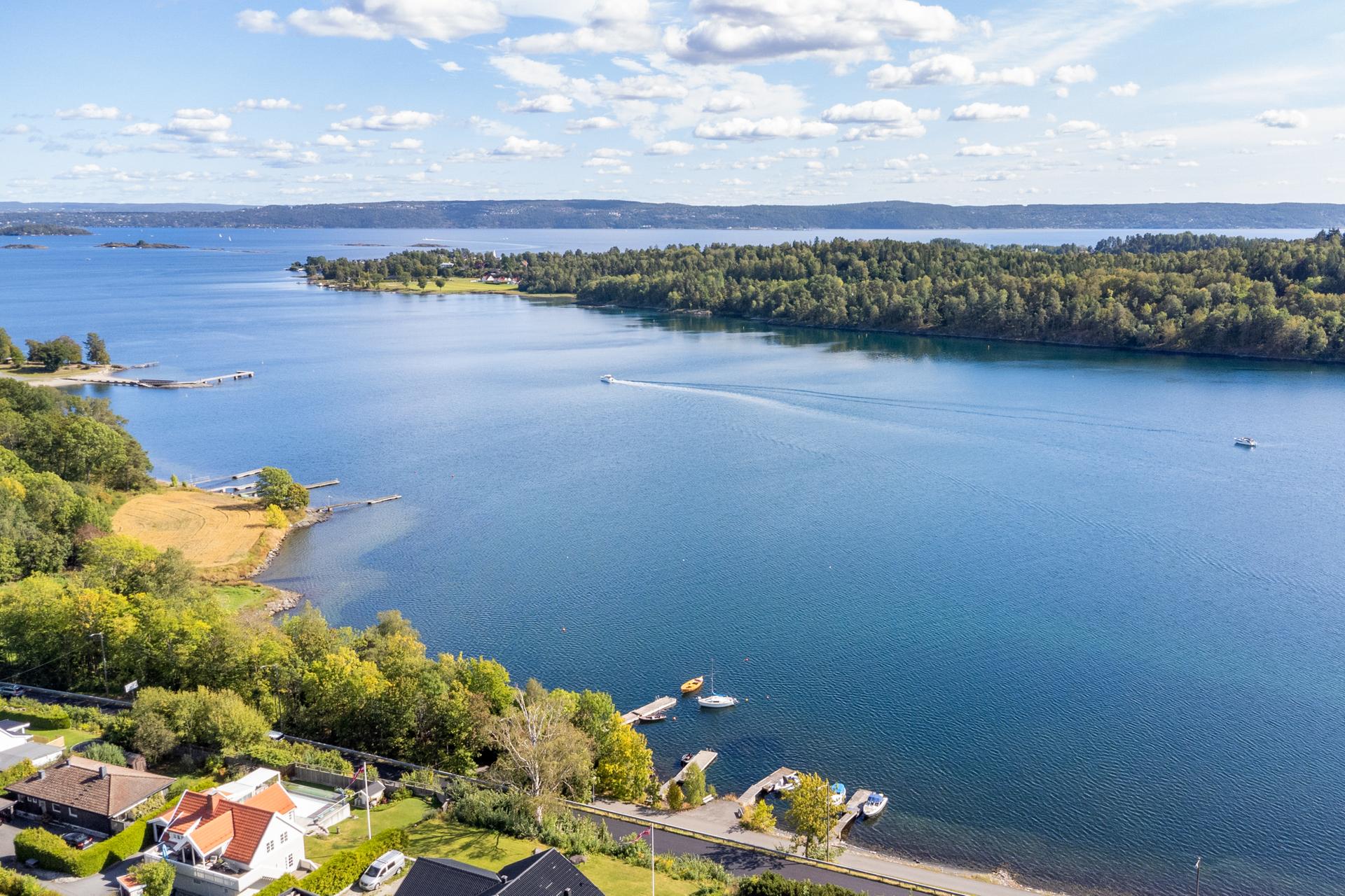 Eiendommen ligger usjenert til i en blindvei, med kort gangavstand til Hvalstrand Bad.. Bilde nummer 3 av 3