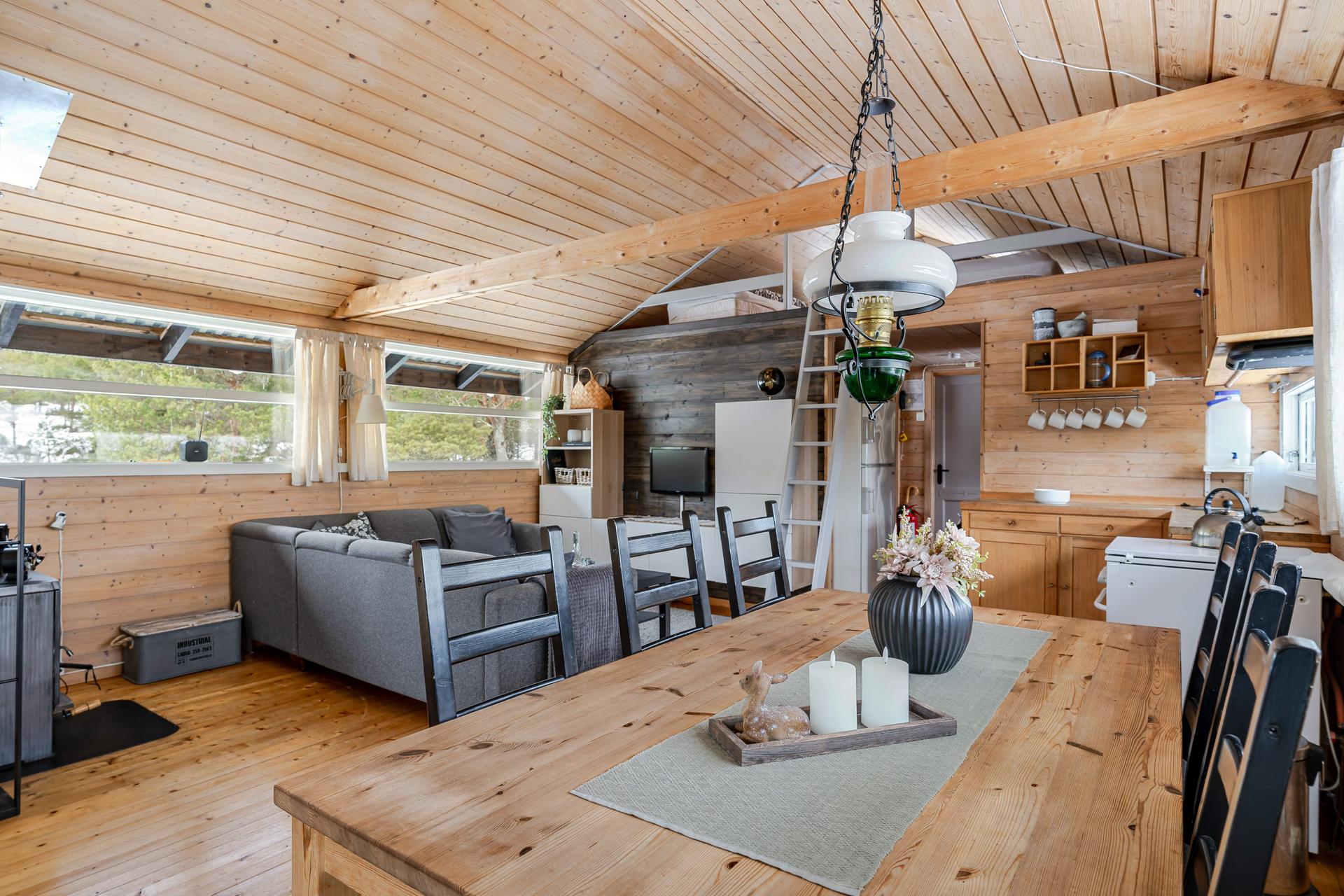 Romslig følelse med god plass til blant annet sofa, oppbevaringsmøblement, spisebord m.m.. Bilde nummer 3 av 3