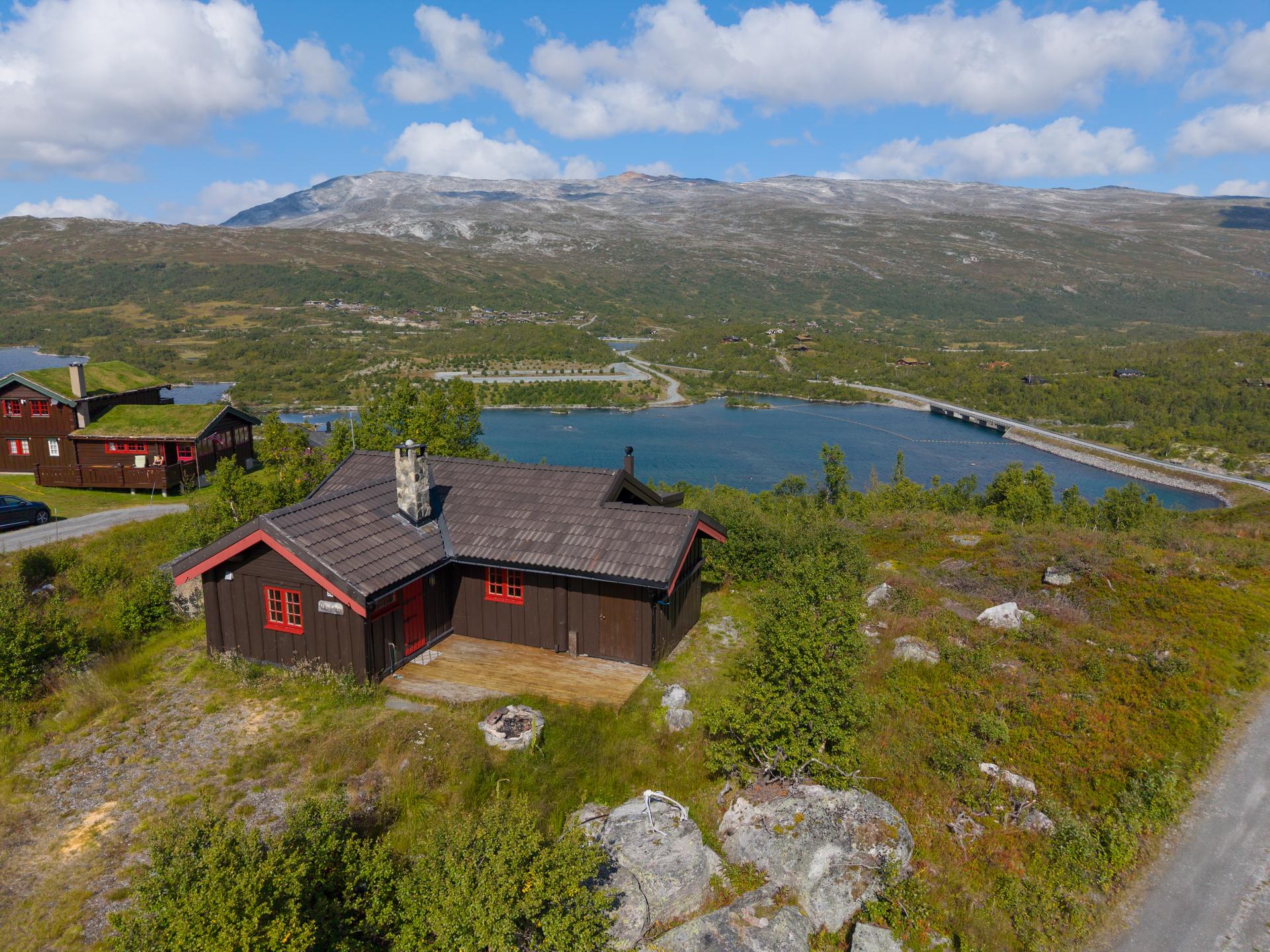 Fra eiendommen er det kort avstand til Grotli Høyfjellshotell og alpinanlegg.. Bilde nummer 3 av 3