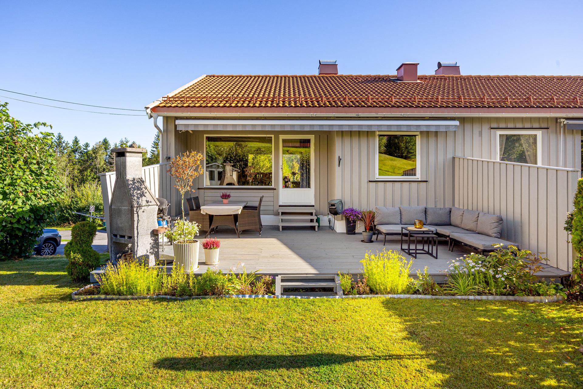 Enderekkehus over to plan med usjenert hage og sydvendt terrasse.. Bilde nummer 2 av 3