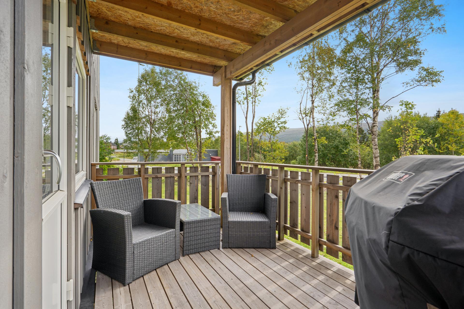 Leiligheten har en overbygd veranda med direkte utgang fra stuen og trapp til hage. . Bilde nummer 2 av 3