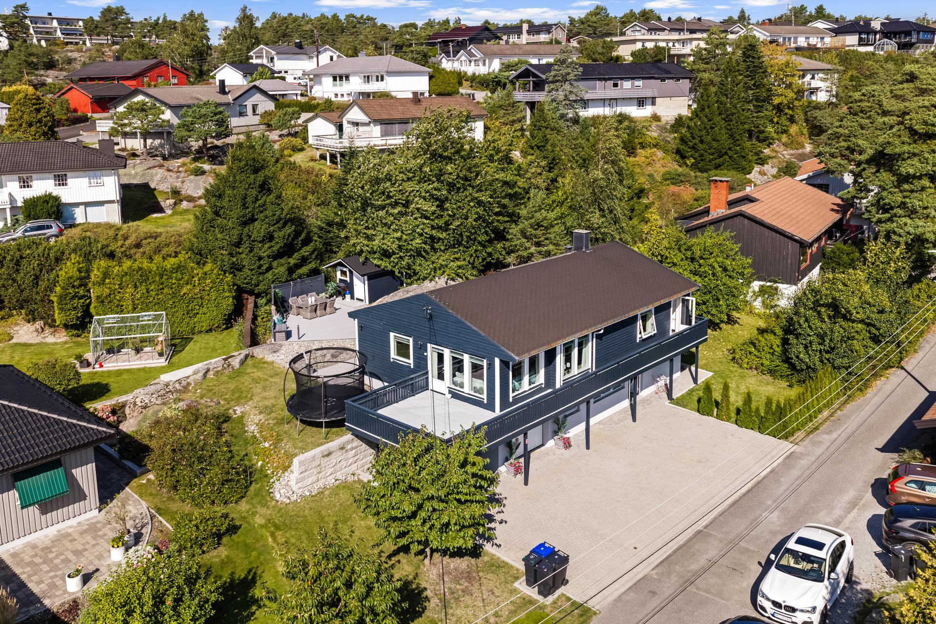 Innholdsrik enebolig over to plan med hybeldel, og pent opparbeidet tomt.. Bilde nummer 2 av 3