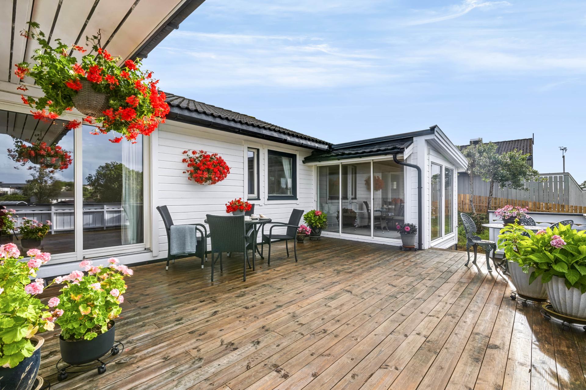 Stor solrik terrasse i le for nordavinden. Bilde nummer 2 av 3
