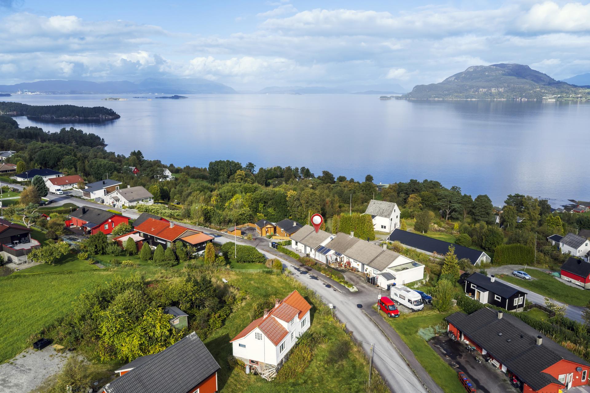 Vidstrakt fjordlandskap med utsikt mot Borgundøy og øyriket i Sunnhordland.. Bilde nummer 2 av 3