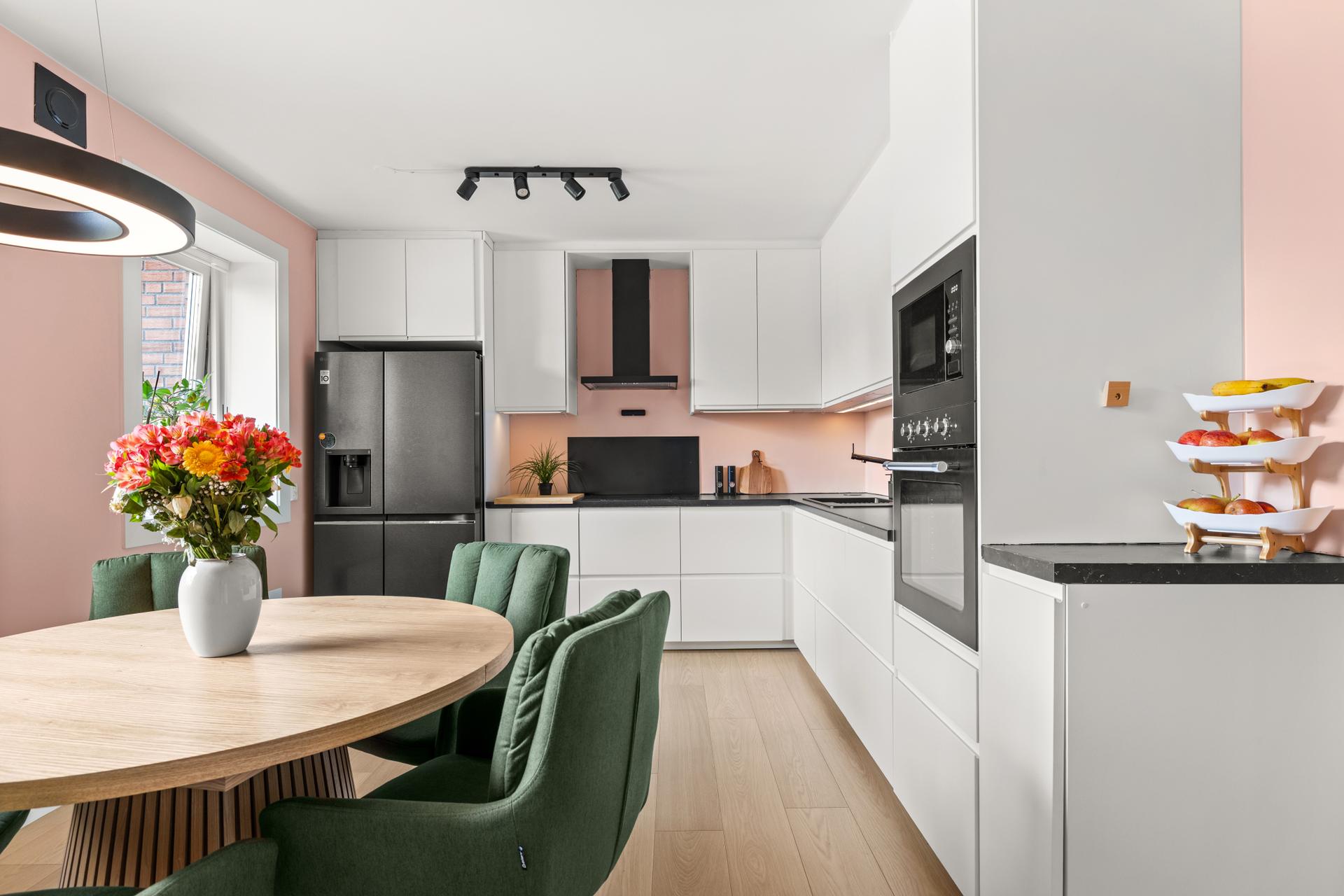 Stilren kjøkkeninnredning fra IKEA (2021) med glatte fronter og integrerte håndtak.. Bilde nummer 2 av 3