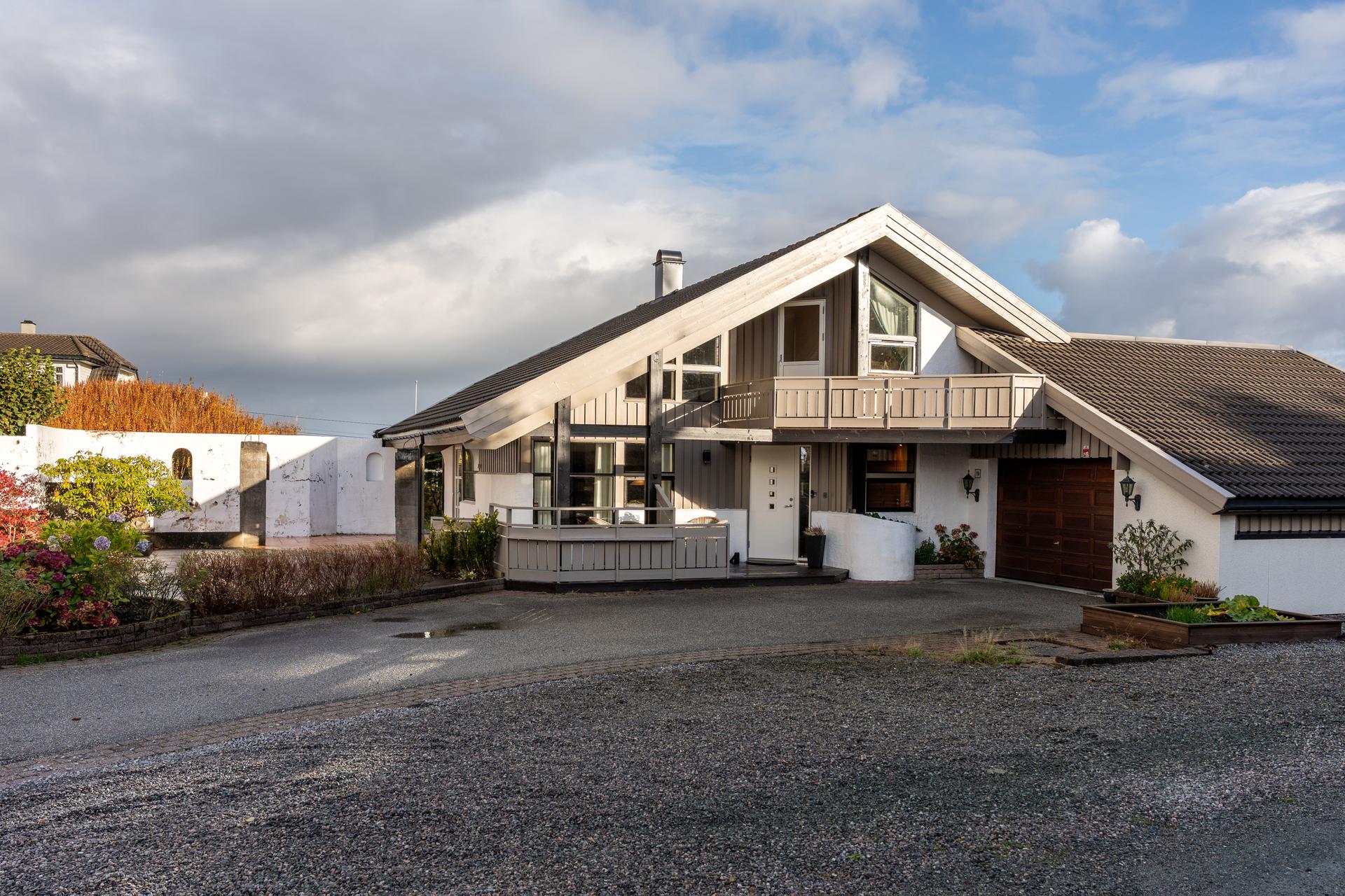 Velkommen til Dolhaugvegen 19, presentert av Eiendomsmegler 1 Karmøy v/ Ingeborg Gangsøy Pedersen. Foto: Vestbris.. Bilde nummer 1 av 3