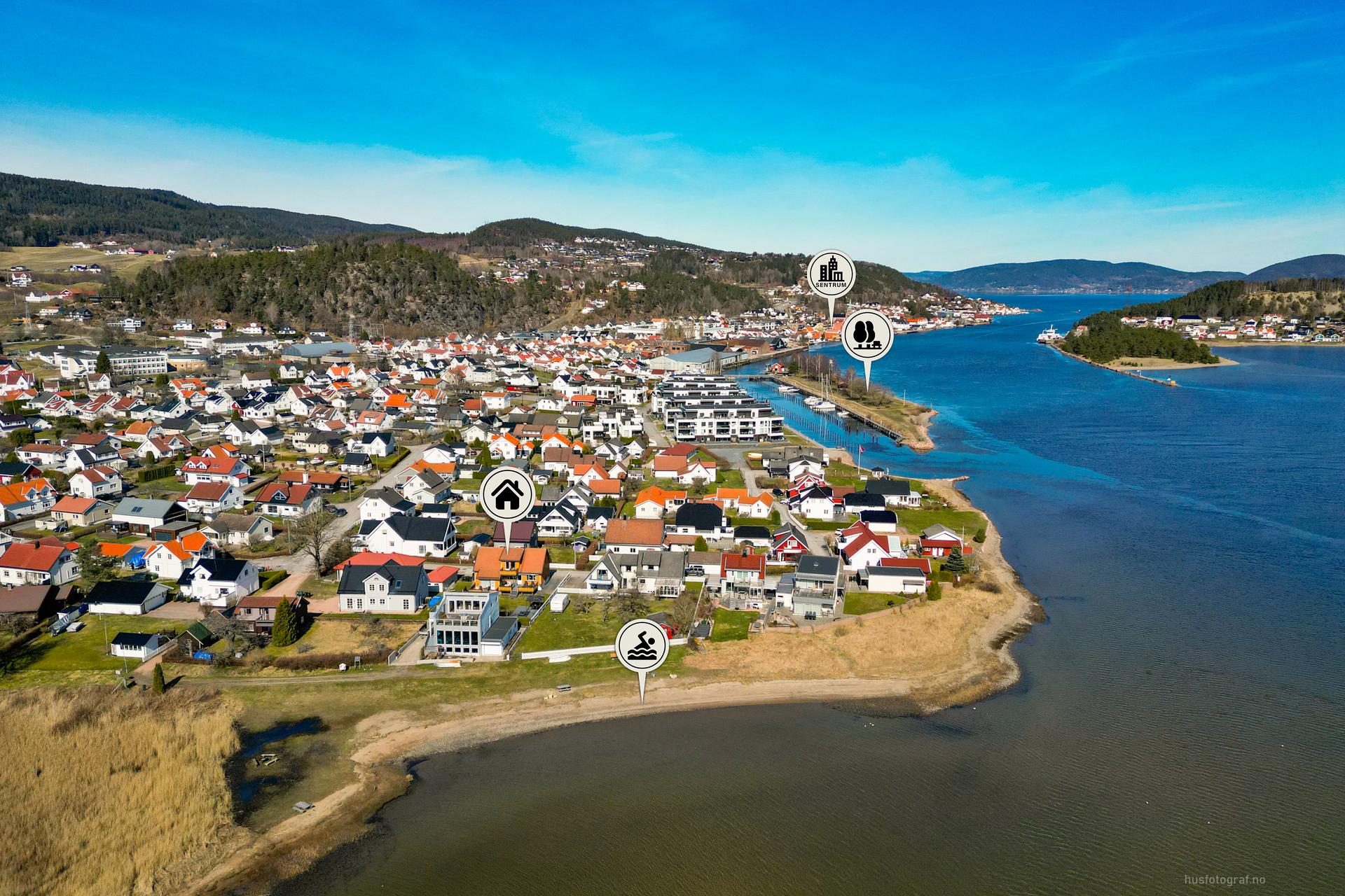 Sentralt ved sentrum med gangavstand til det meste. Det er også badestrand rett ved boligen.. Bilde nummer 3 av 3