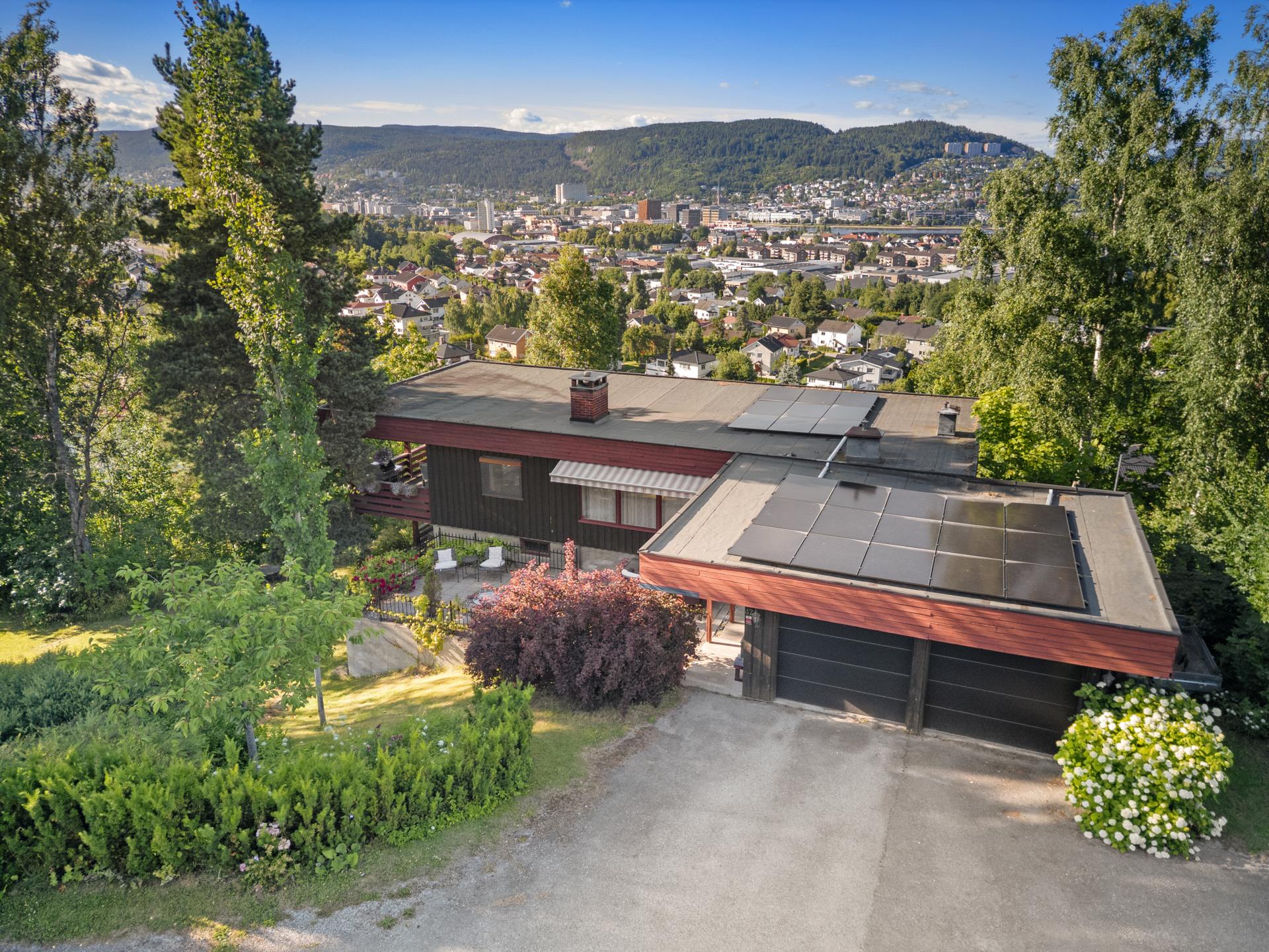 Dette er en meget innholdsrik Funkis villa beliggende i flotte og solrike omgivelser med kort vei til Drammen sentrum.. Bilde nummer 2 av 3