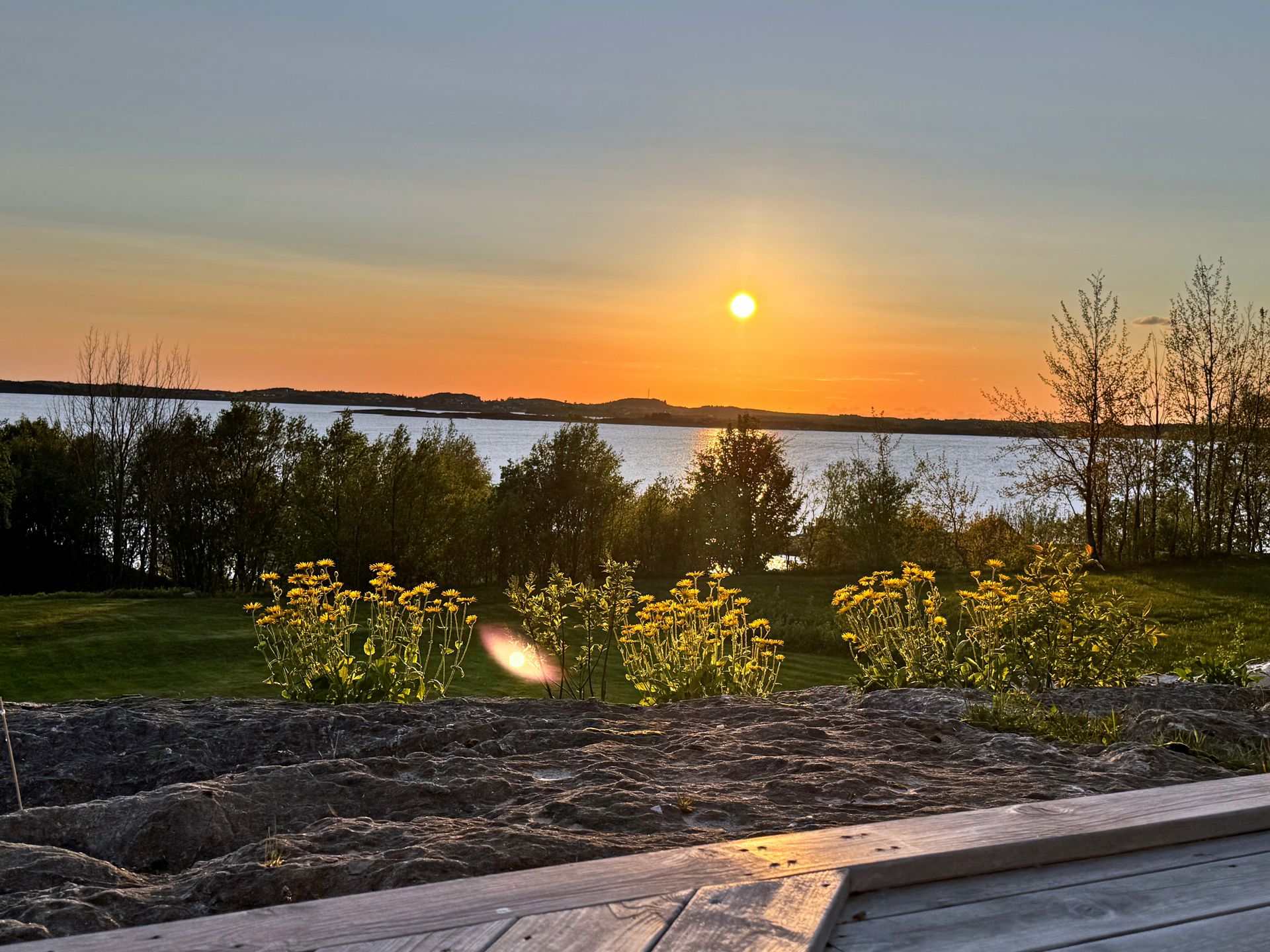 Nyt kveldssolen fra terrassen.. Bilde nummer 3 av 3