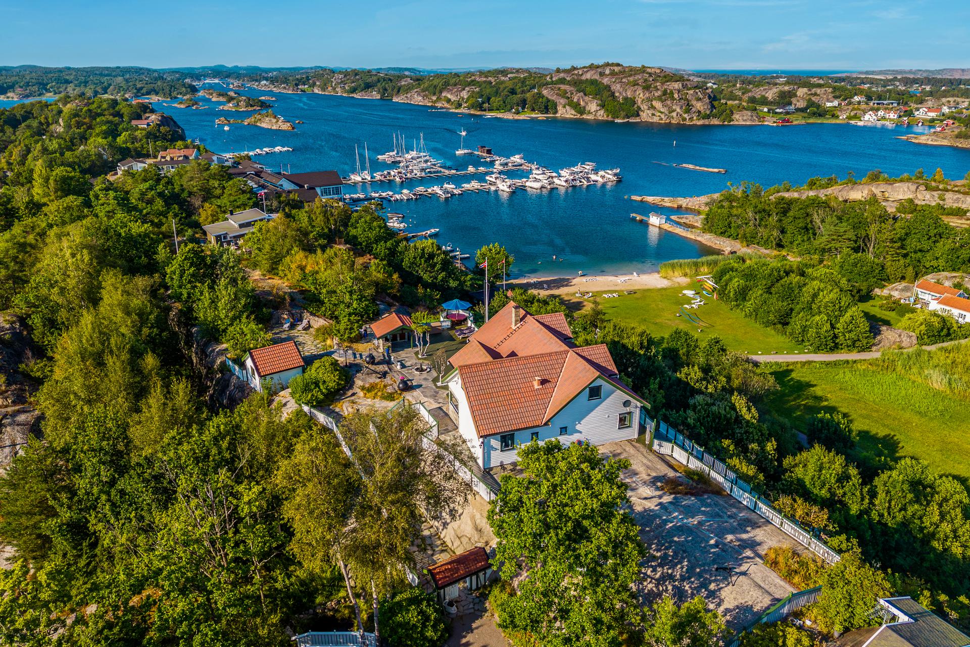 Eiendommen oppleves som en privat oase med mye boltreplass for store og små.

. Bilde nummer 3 av 3