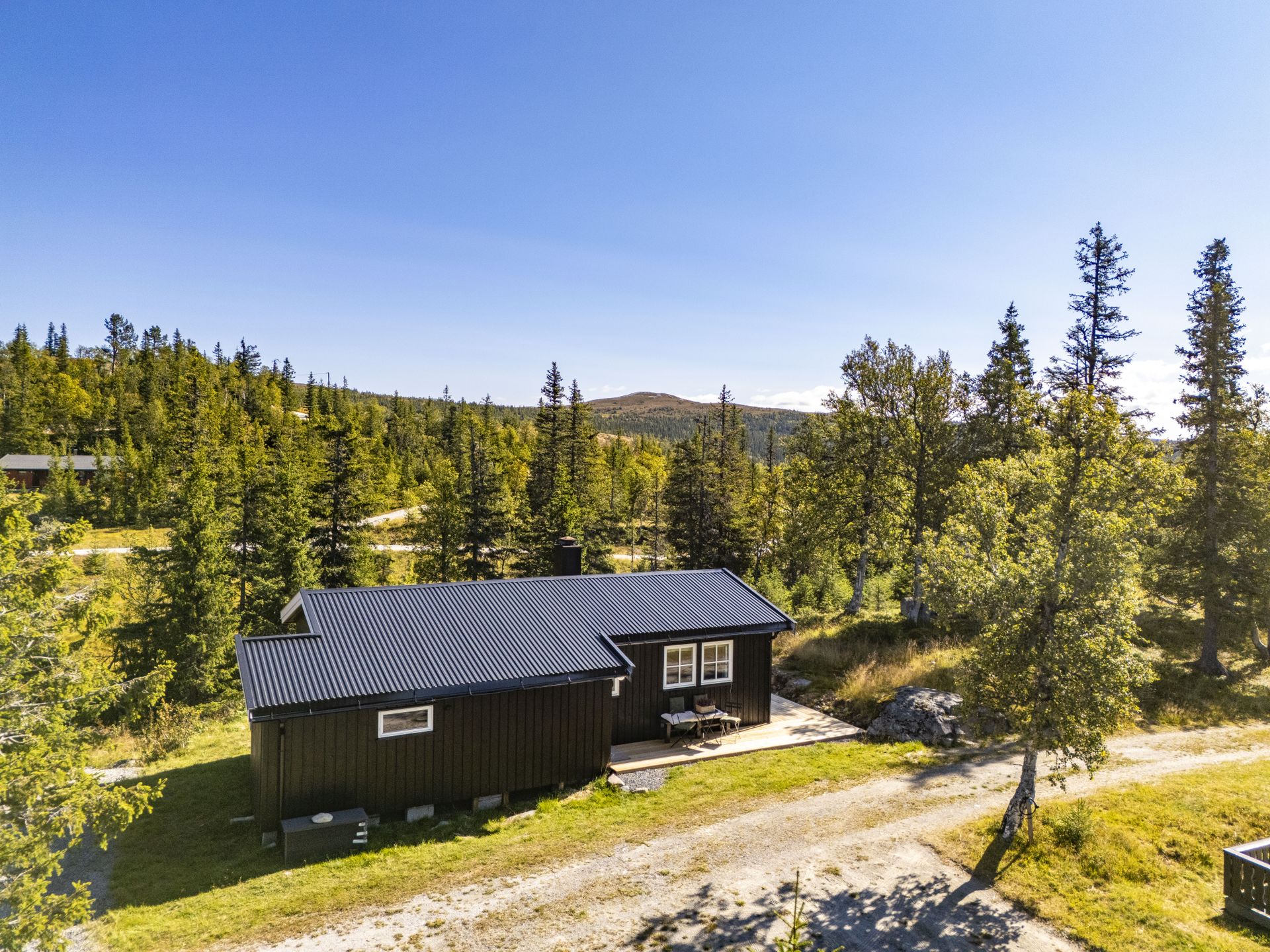 Hytta ligger idyllisk til i et etablert og naturskjønt hytteområde med gode solforhold.. Bilde nummer 2 av 3