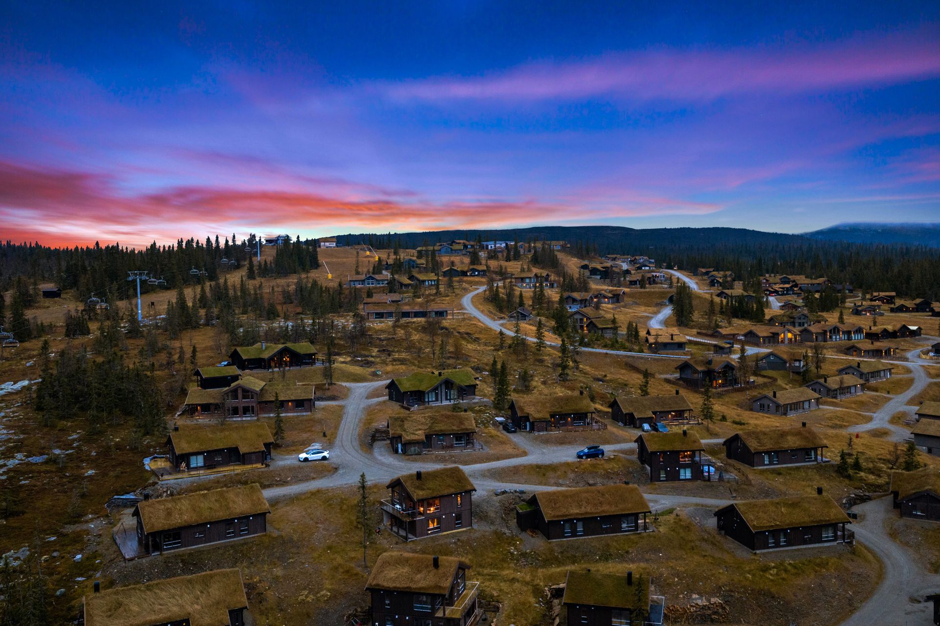 Eiendommen har en fin beliggenhet med ski inn/ut til alpint og med kort vei til langrenn. Bilde nummer 2 av 3