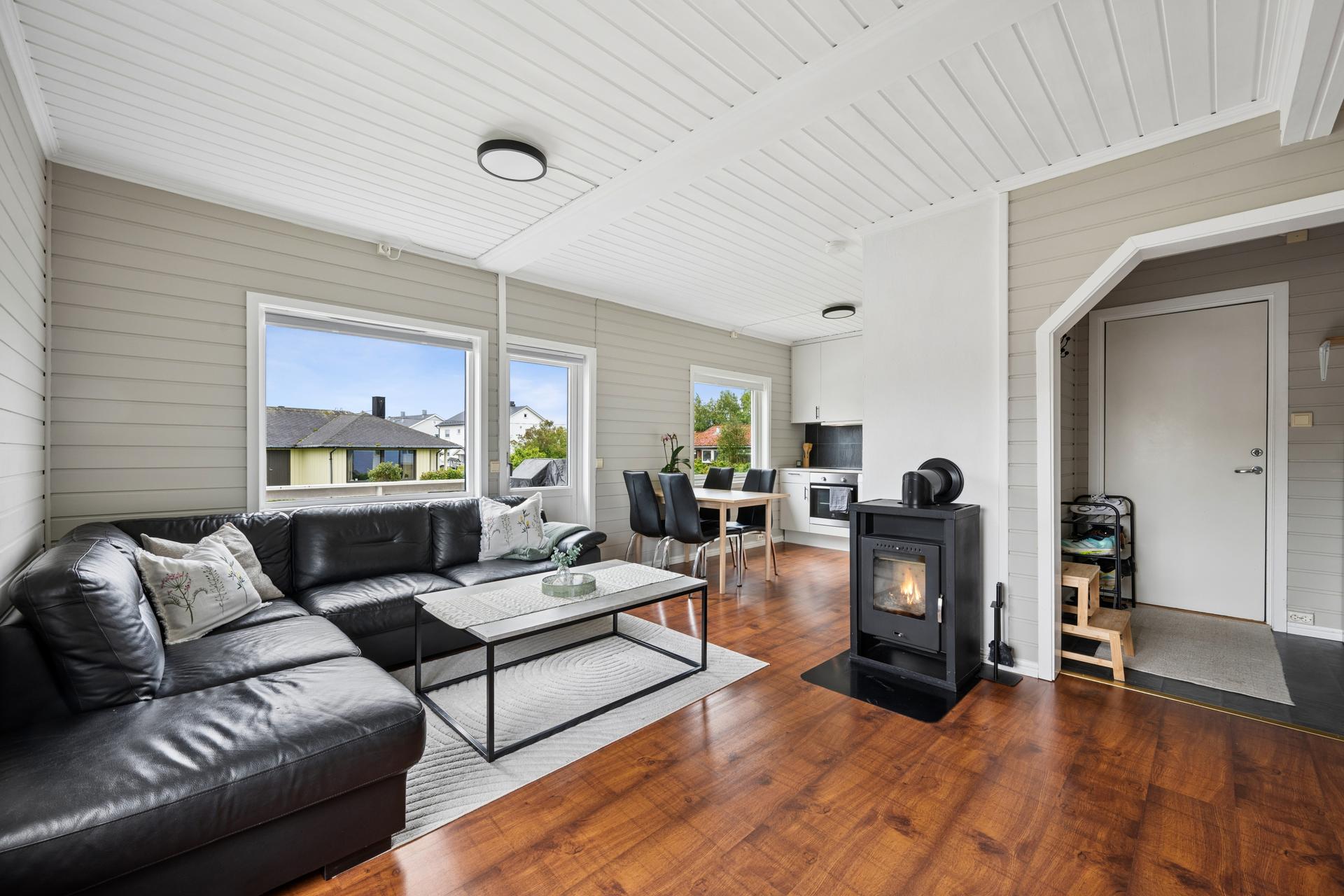 2-roms leilighet med balkong som ligger i byggets 2.etasje, samt disponerer to boder i kjelleren. . Bilde nummer 3 av 3